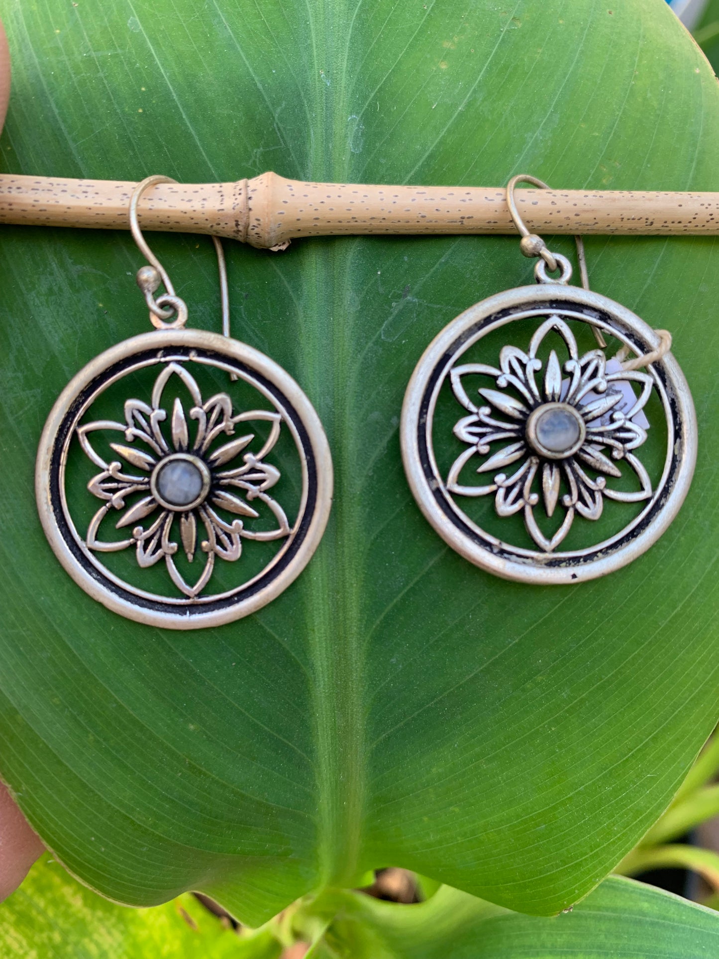Boucles d'oreilles en forme de Lotus de 30 millimètres de diamètre avec cristal sertis, finition laiton argenté, très beau modèle, parfait !