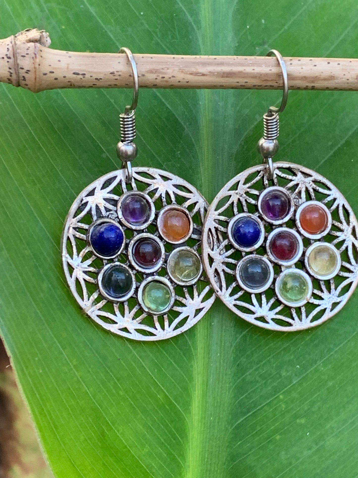 Boucles d'oreilles en forme de fleur de vie et pierres sertis aux couleurs des 7 chakras, 25 millimètres de diamètre, finition laiton argenté, parfait !
