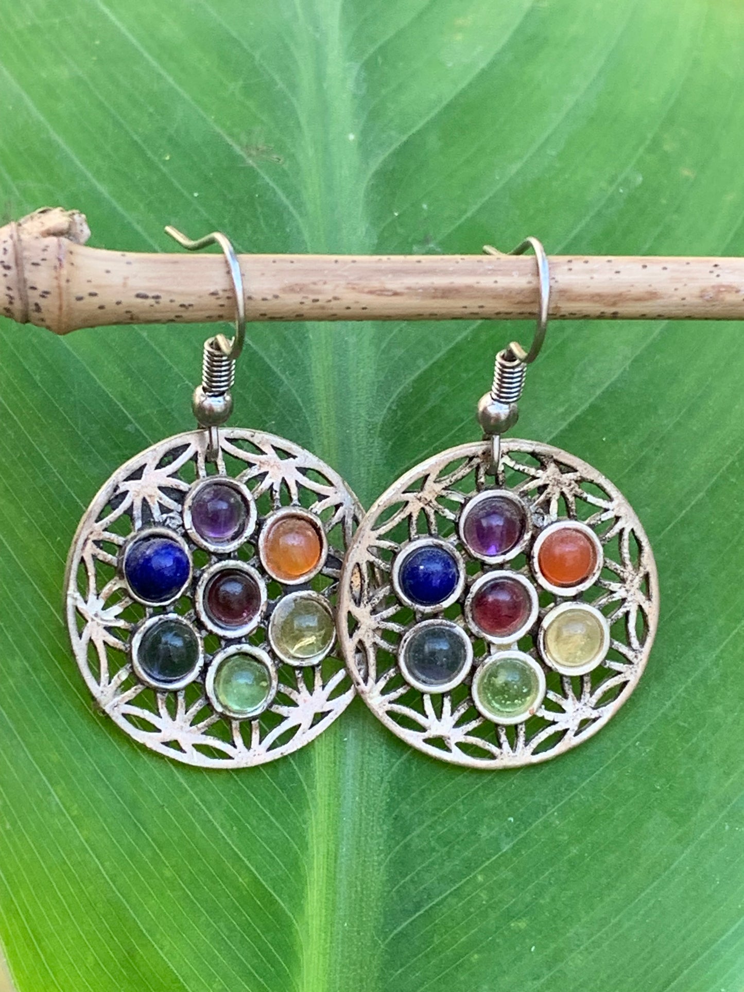 Boucles d'oreilles en forme de fleur de vie et pierres sertis aux couleurs des 7 chakras, 25 millimètres de diamètre, finition laiton argenté, parfait !