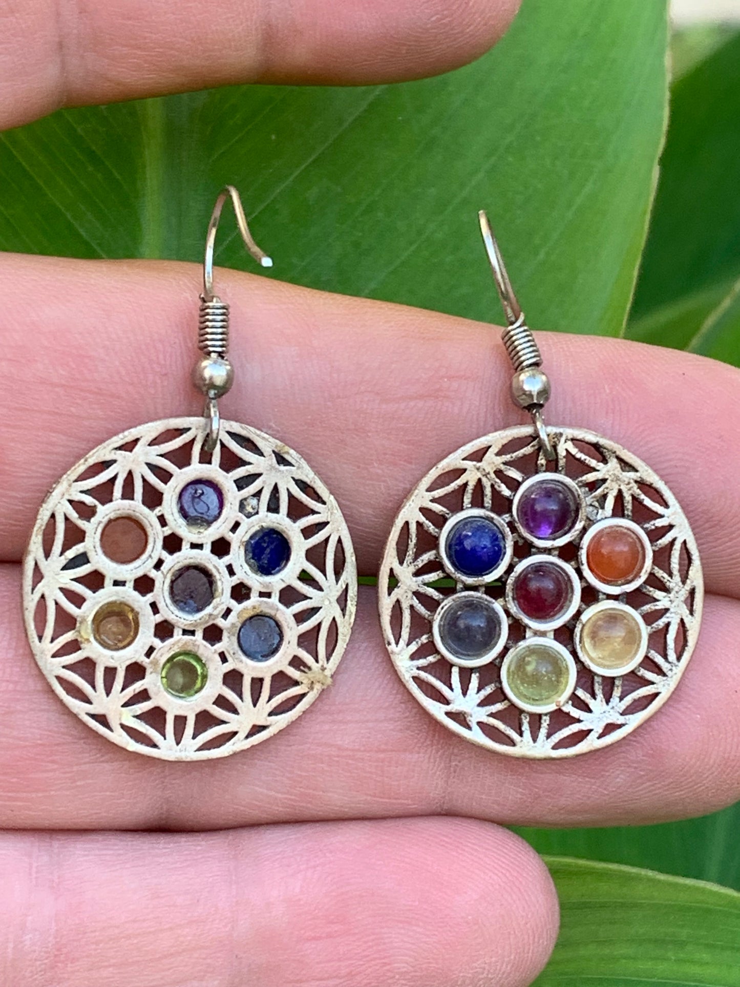 Boucles d'oreilles en forme de fleur de vie et pierres sertis aux couleurs des 7 chakras, 25 millimètres de diamètre, finition laiton argenté, parfait !