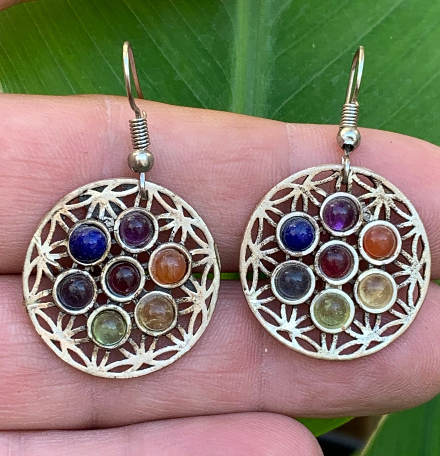 Boucles d'oreilles en forme de fleur de vie et pierres sertis aux couleurs des 7 chakras, 25 millimètres de diamètre, finition laiton argenté, parfait !