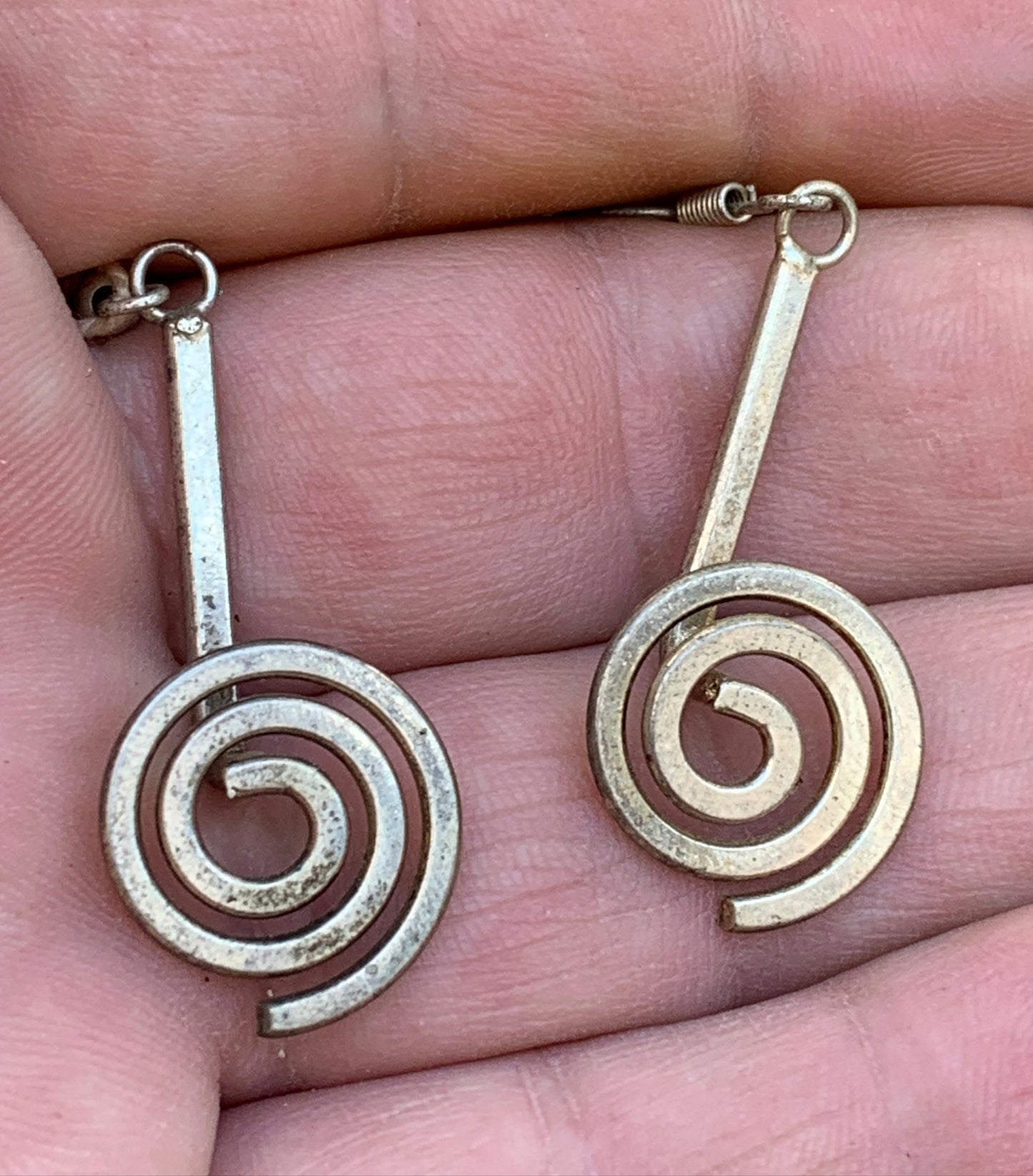 Boucles d'oreilles en forme de spirale de 16 millimètres de diamètre, hauteur totale de 50 mm. Finition laiton argenté, parfait !