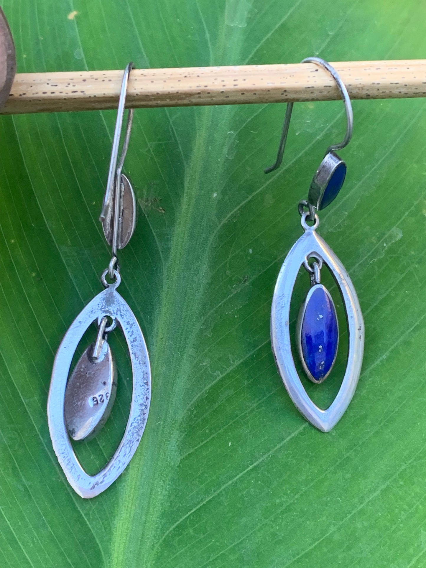 Boucles d'oreilles en Lapis lazuli, cabochons sertis en formes de 'triangle navette', qualité AA à AAA. Vendu en finition Argent, parfait !