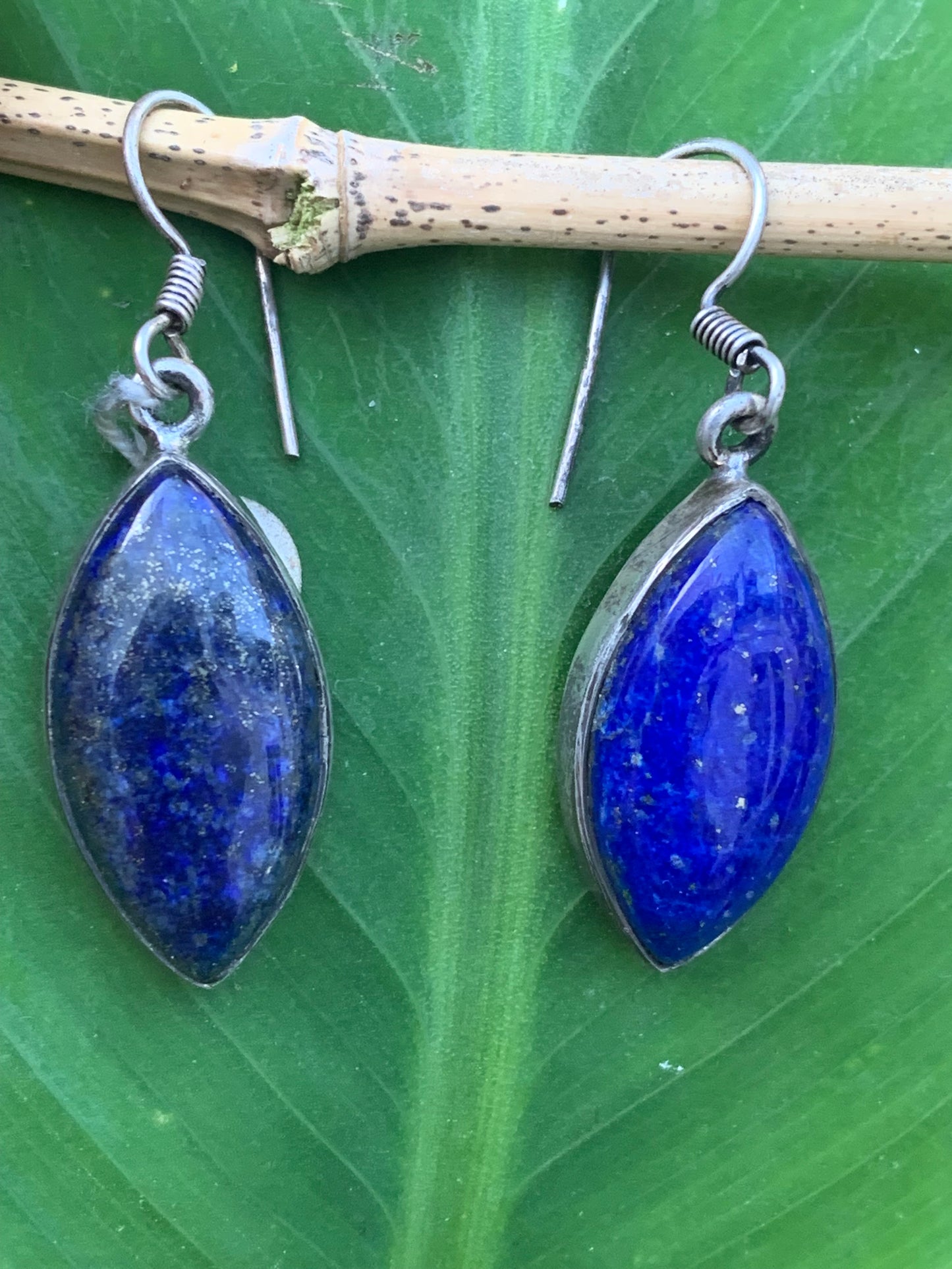 Boucles d'oreilles en Lapis lazuli, cabochons sertis, qualité AA à AAA. Vendu en finition Argent, parfait !