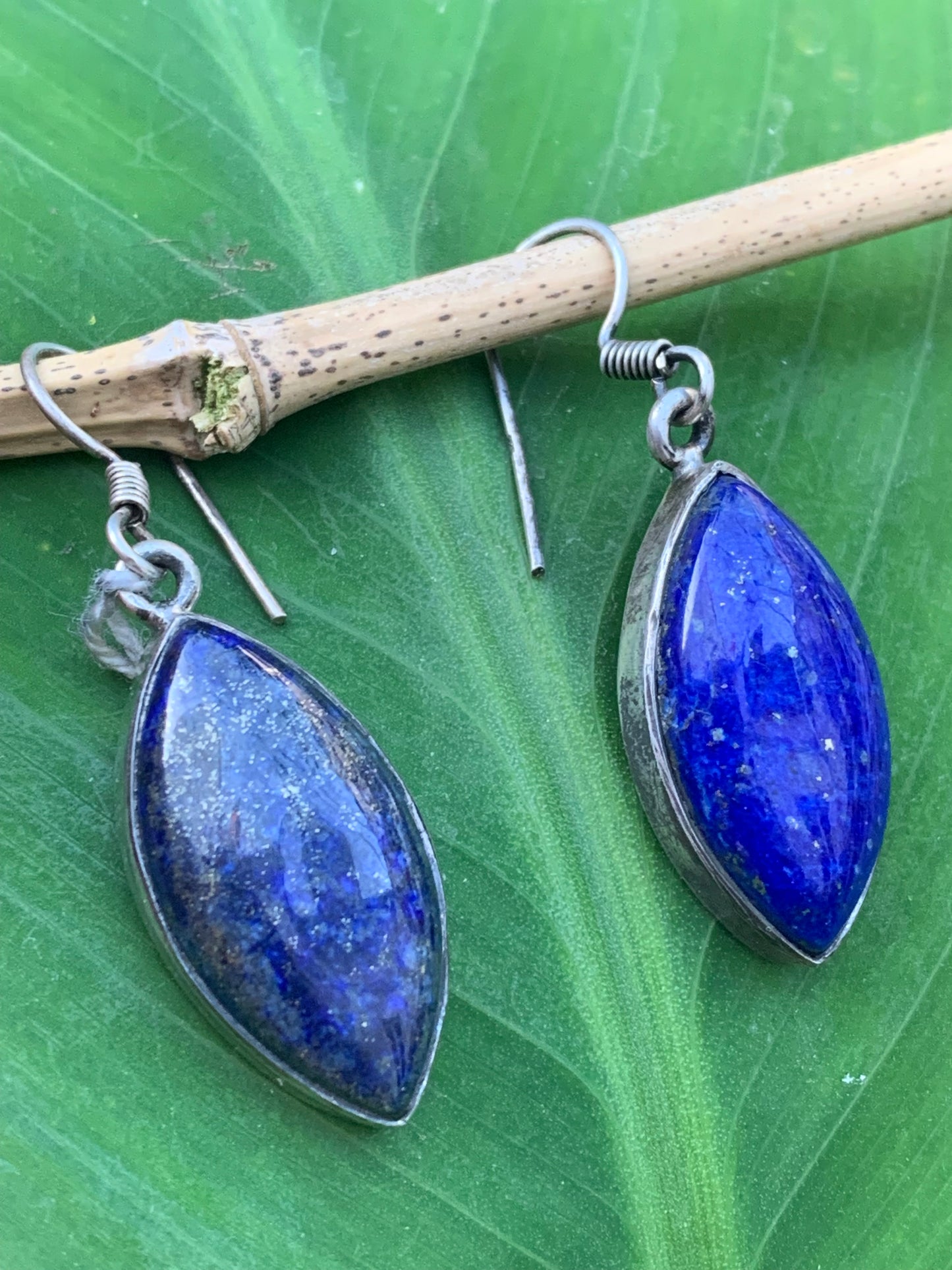 Boucles d'oreilles en Lapis lazuli, cabochons sertis, qualité AA à AAA. Vendu en finition Argent, parfait !