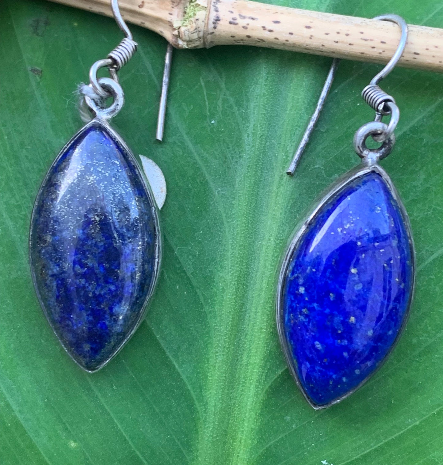 Boucles d'oreilles en Lapis lazuli, cabochons sertis, qualité AA à AAA. Vendu en finition Argent, parfait !