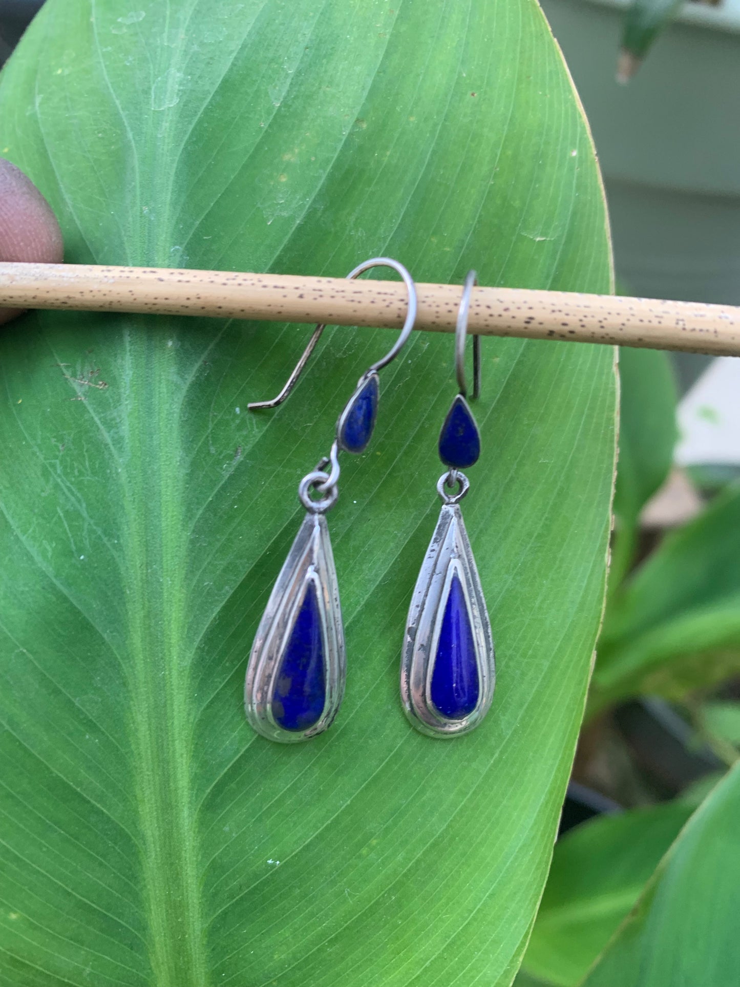 Boucles d'oreilles en Lapis lazuli, cabochons sertis en formes de 'goutte', qualité AA à AAA. Vendu en finition Argent, parfait !