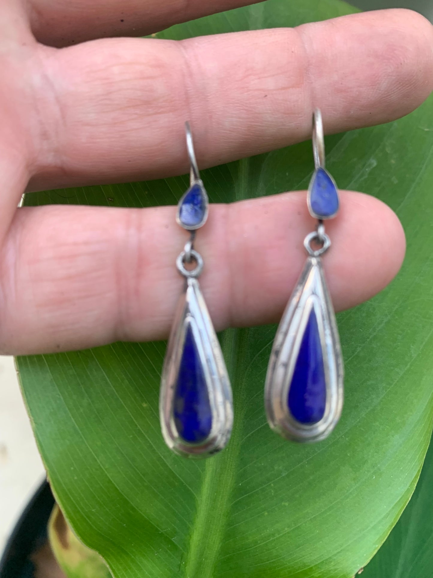 Boucles d'oreilles en Lapis lazuli, cabochons sertis en formes de 'goutte', qualité AA à AAA. Vendu en finition Argent, parfait !