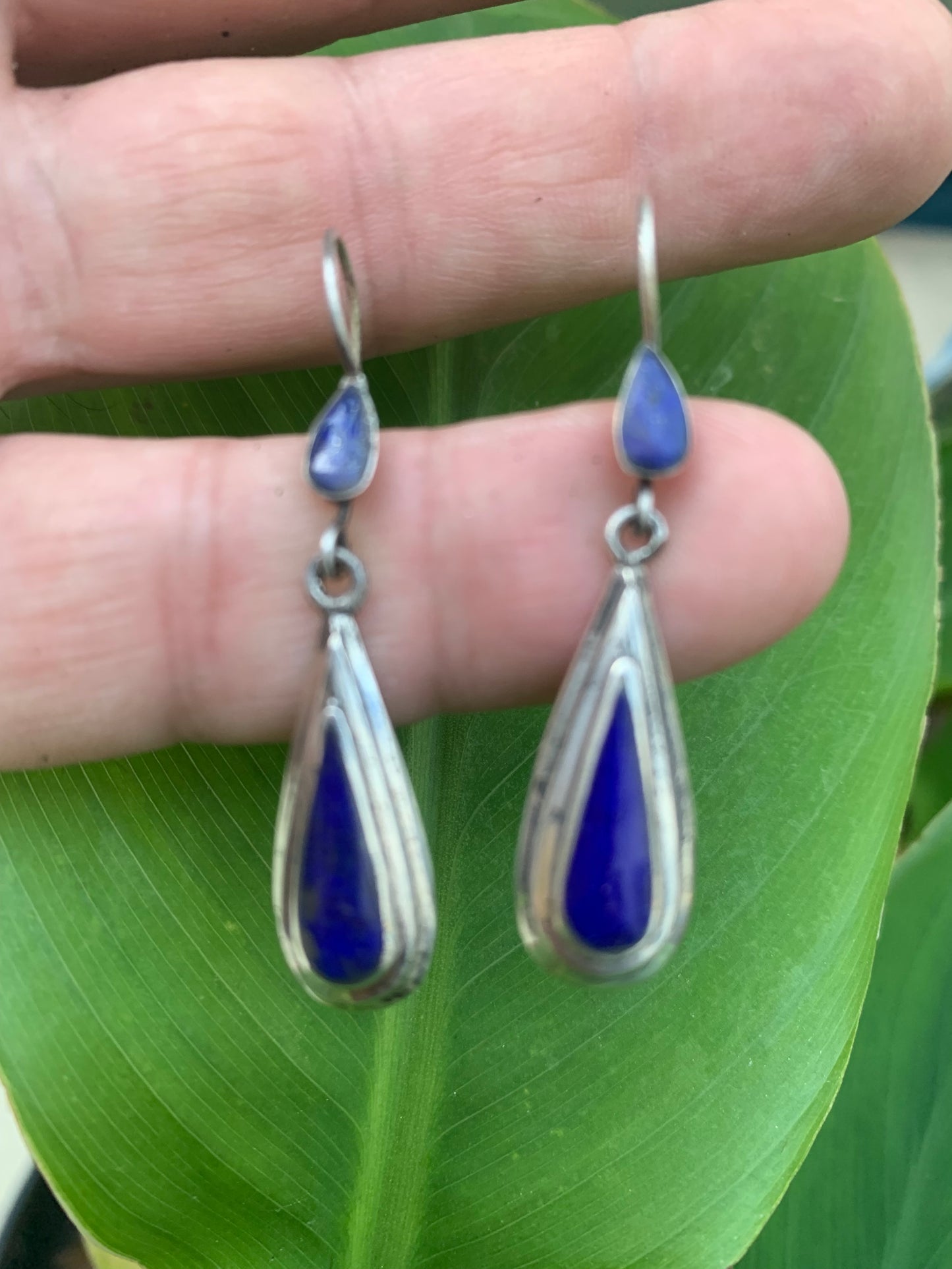 Boucles d'oreilles en Lapis lazuli, cabochons sertis en formes de 'goutte', qualité AA à AAA. Vendu en finition Argent, parfait !