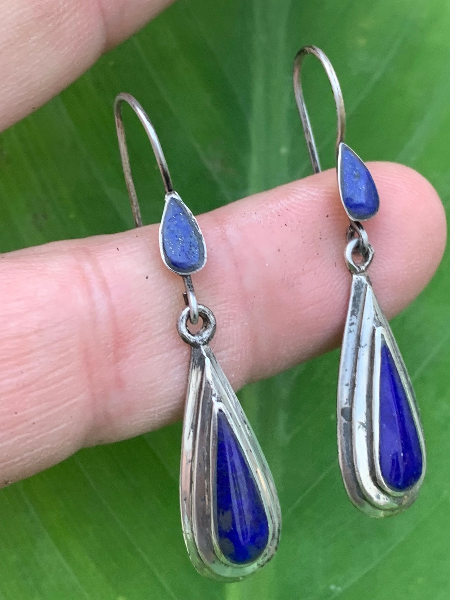 Boucles d'oreilles en Lapis lazuli, cabochons sertis en formes de 'goutte', qualité AA à AAA. Vendu en finition Argent, parfait !