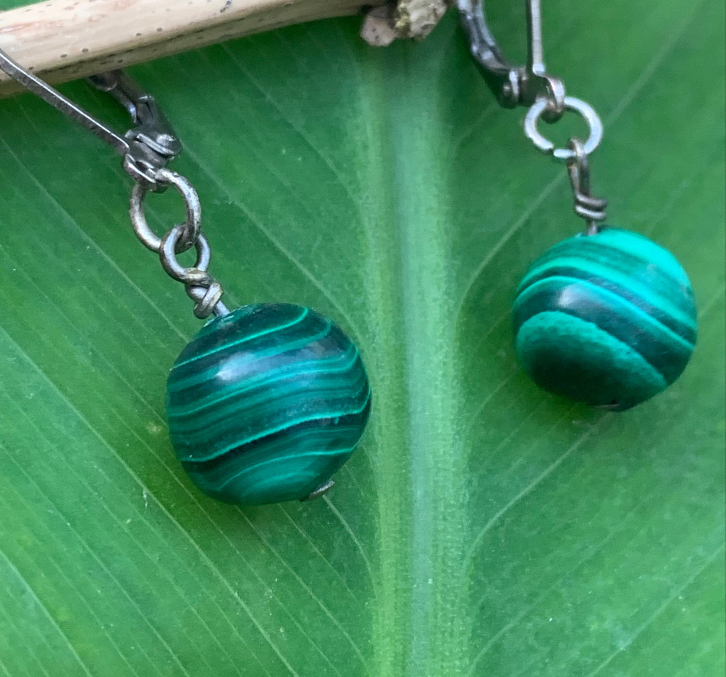 Boucles d'oreilles en Malachite, perles de 10 mm sur tiges en métal, qualité AA à AAA. Vendu en Argent ou en laiton finition argenté, parfait !