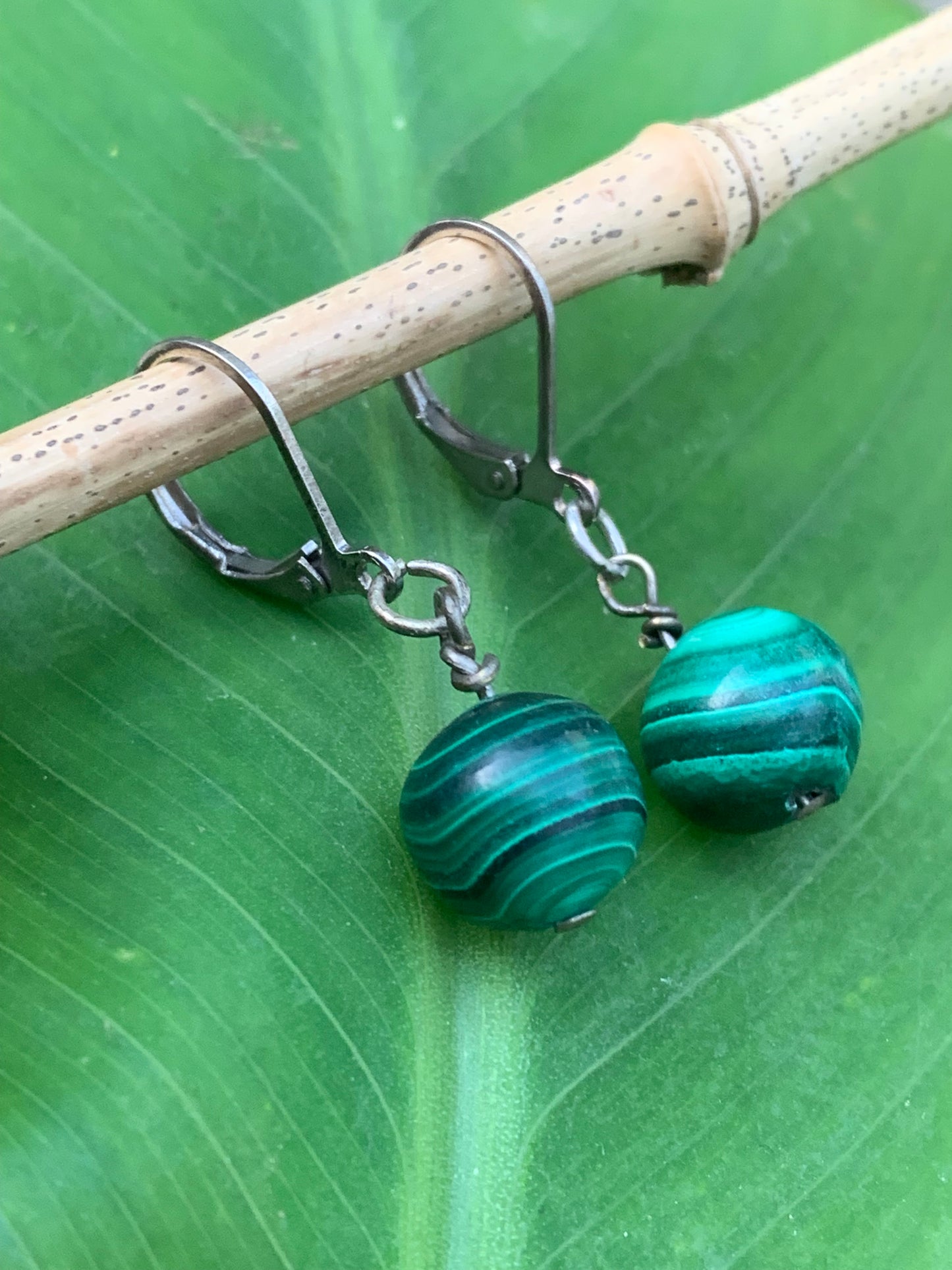 Boucles d'oreilles en Malachite, perles de 10 mm sur tiges en métal, qualité AA à AAA. Vendu en Argent ou en laiton finition argenté, parfait !