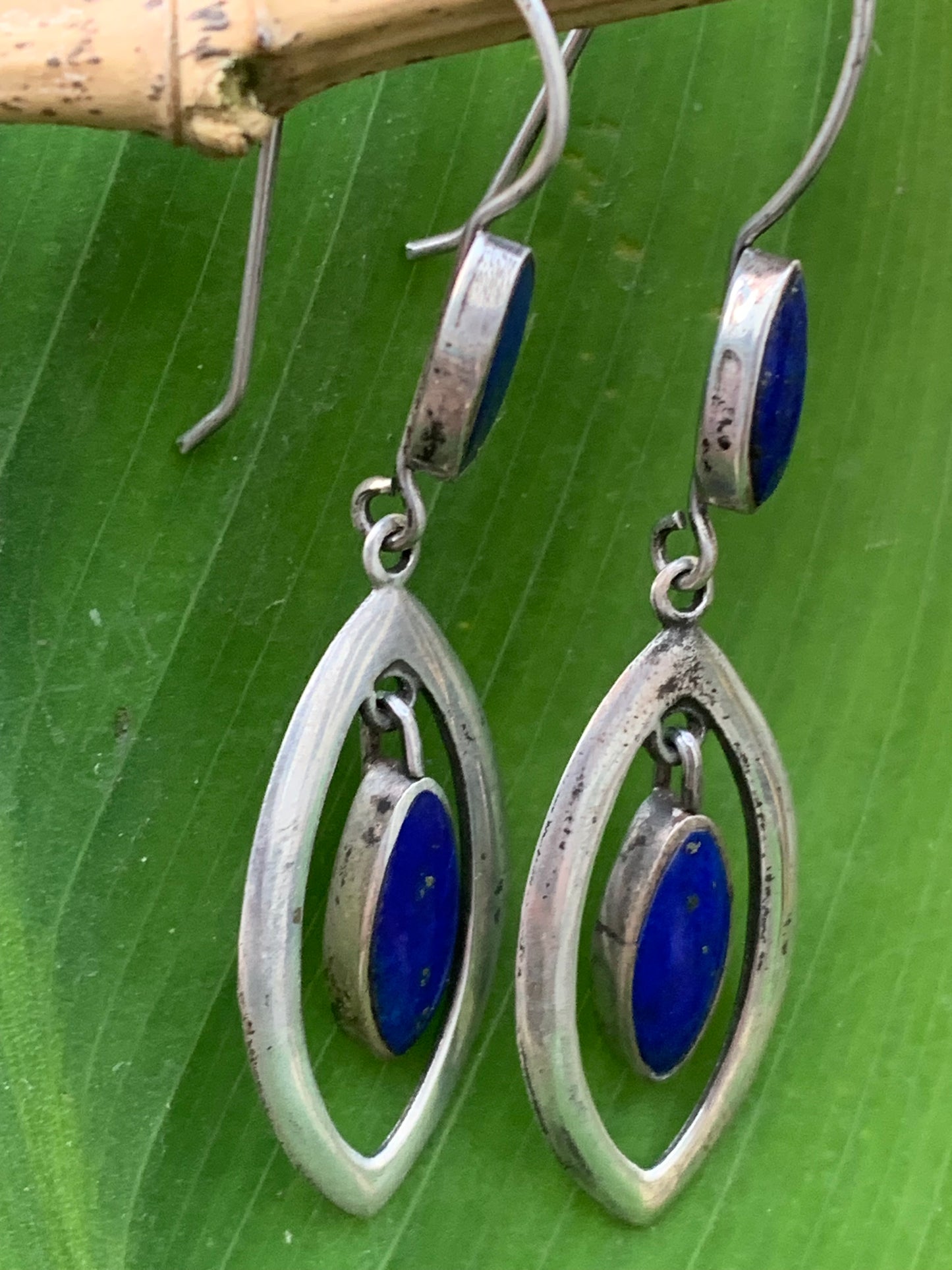 Boucles d'oreilles en Lapis lazuli, cabochons sertis en formes de 'triangle navette', qualité AA à AAA. Vendu en finition Argent, parfait !