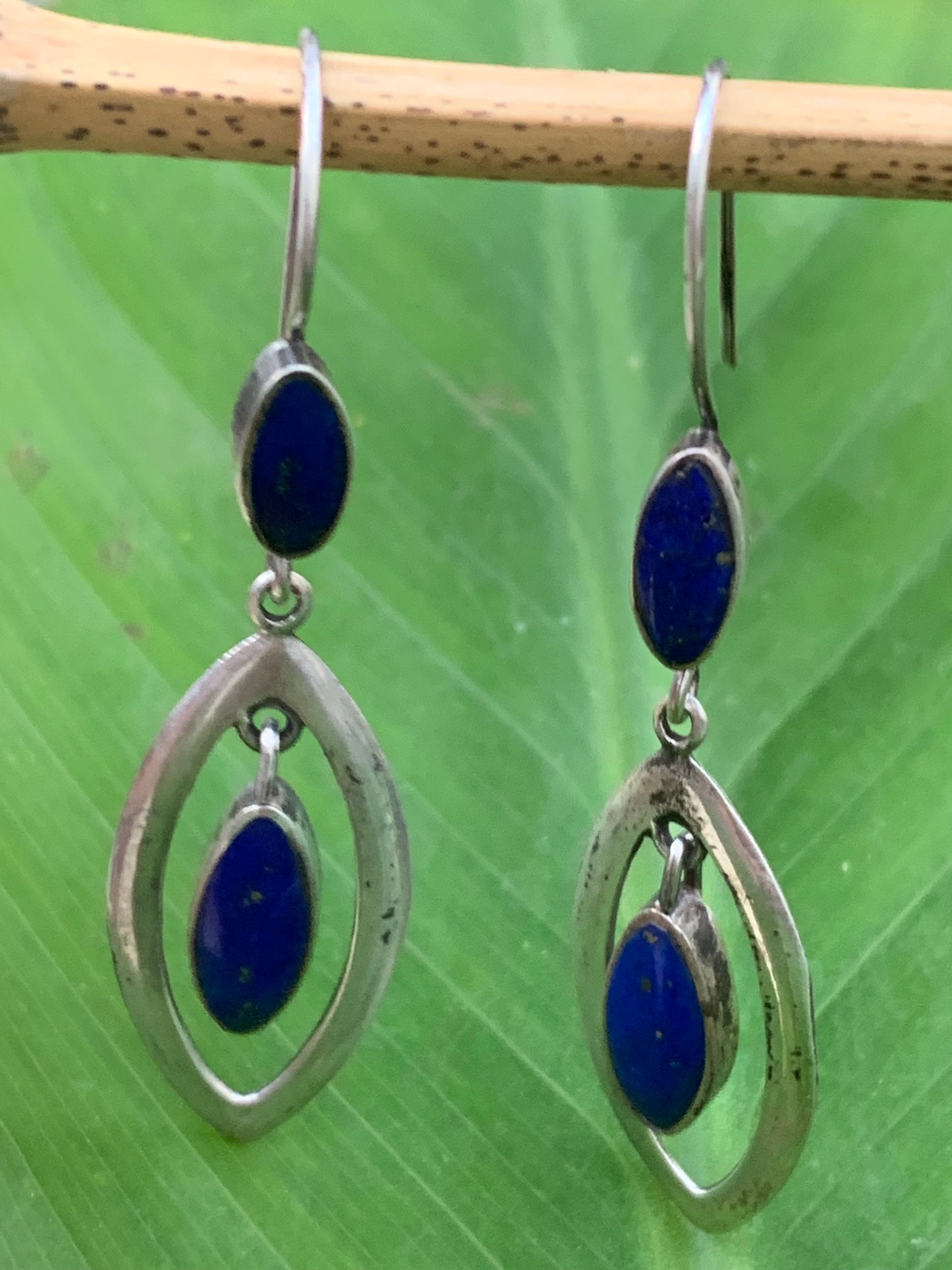 Boucles d'oreilles en Lapis lazuli, cabochons sertis en formes de 'triangle navette', qualité AA à AAA. Vendu en finition Argent, parfait !
