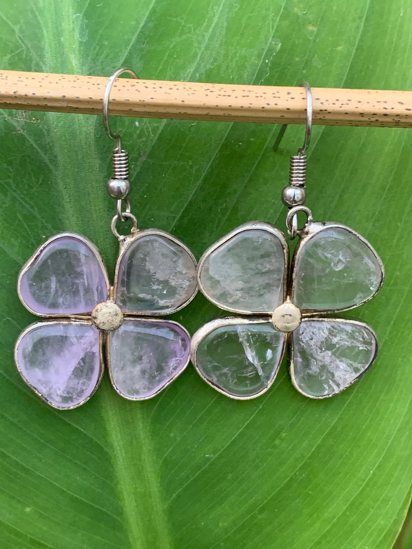 Boucles d'oreilles en Améthyste, en formes de 'trèfle à 4 feuilles', qualité AA à AAA. Vendu en laiton finition argenté, parfait !