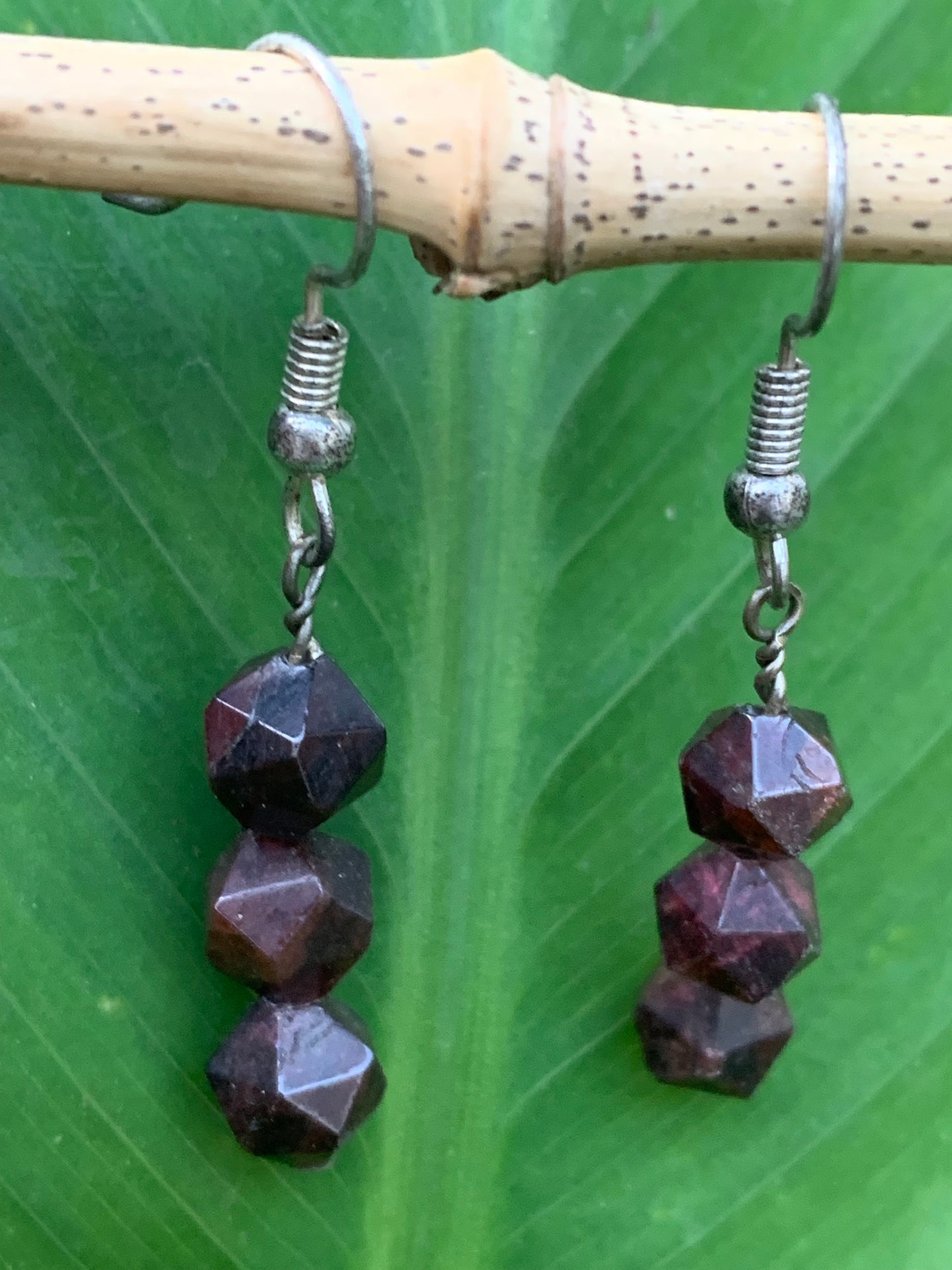 Boucles d'oreilles en Grenat Almandin, en formes de perles facettés en icosaedre, qualité AA à AAA. Vendu en finition Argent ou laiton argenté, parfait !