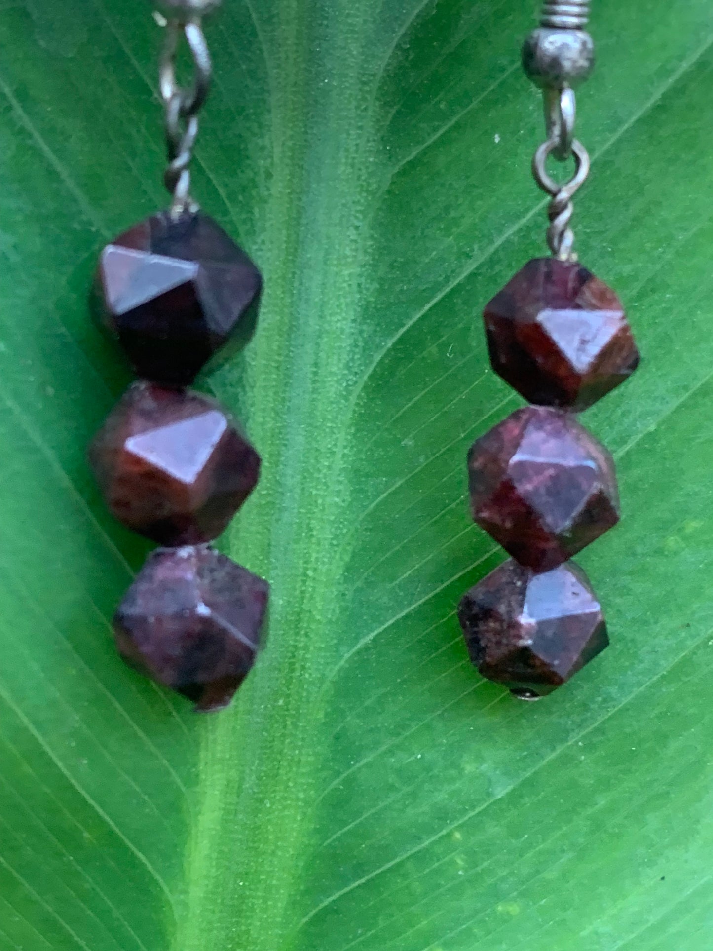 Boucles d'oreilles en Grenat Almandin, en formes de perles facettés en icosaedre, qualité AA à AAA. Vendu en finition Argent ou laiton argenté, parfait !