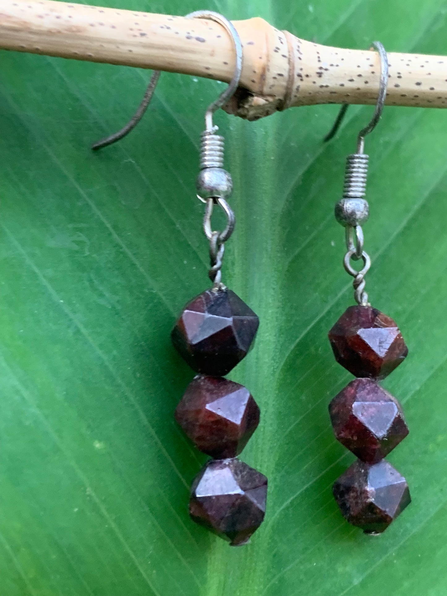 Boucles d'oreilles en Grenat Almandin, en formes de perles facettés en icosaedre, qualité AA à AAA. Vendu en finition Argent ou laiton argenté, parfait !