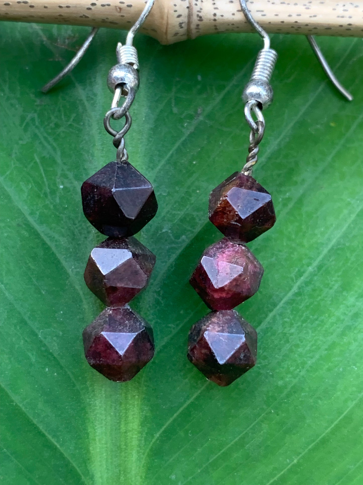 Boucles d'oreilles en Grenat Almandin, en formes de perles facettés en icosaedre, qualité AA à AAA. Vendu en finition Argent ou laiton argenté, parfait !