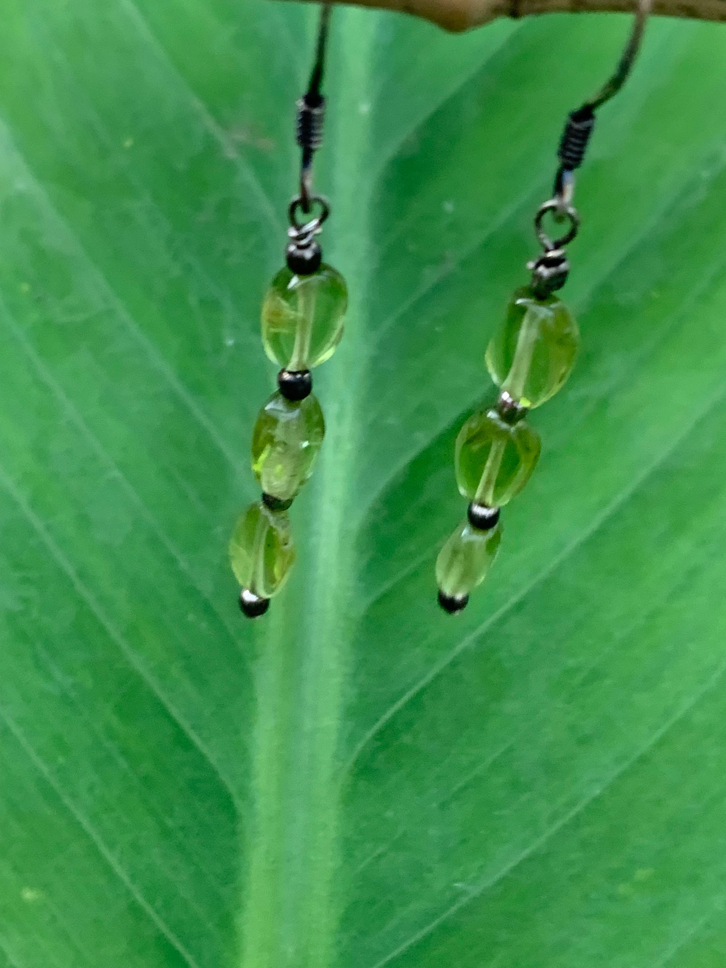 Boucles d'oreilles en Péridot, perlages sur tiges avec fantaisies, qualité AA à AAA. Vendu en Argent ou en laiton finition argenté ou doré, parfait !