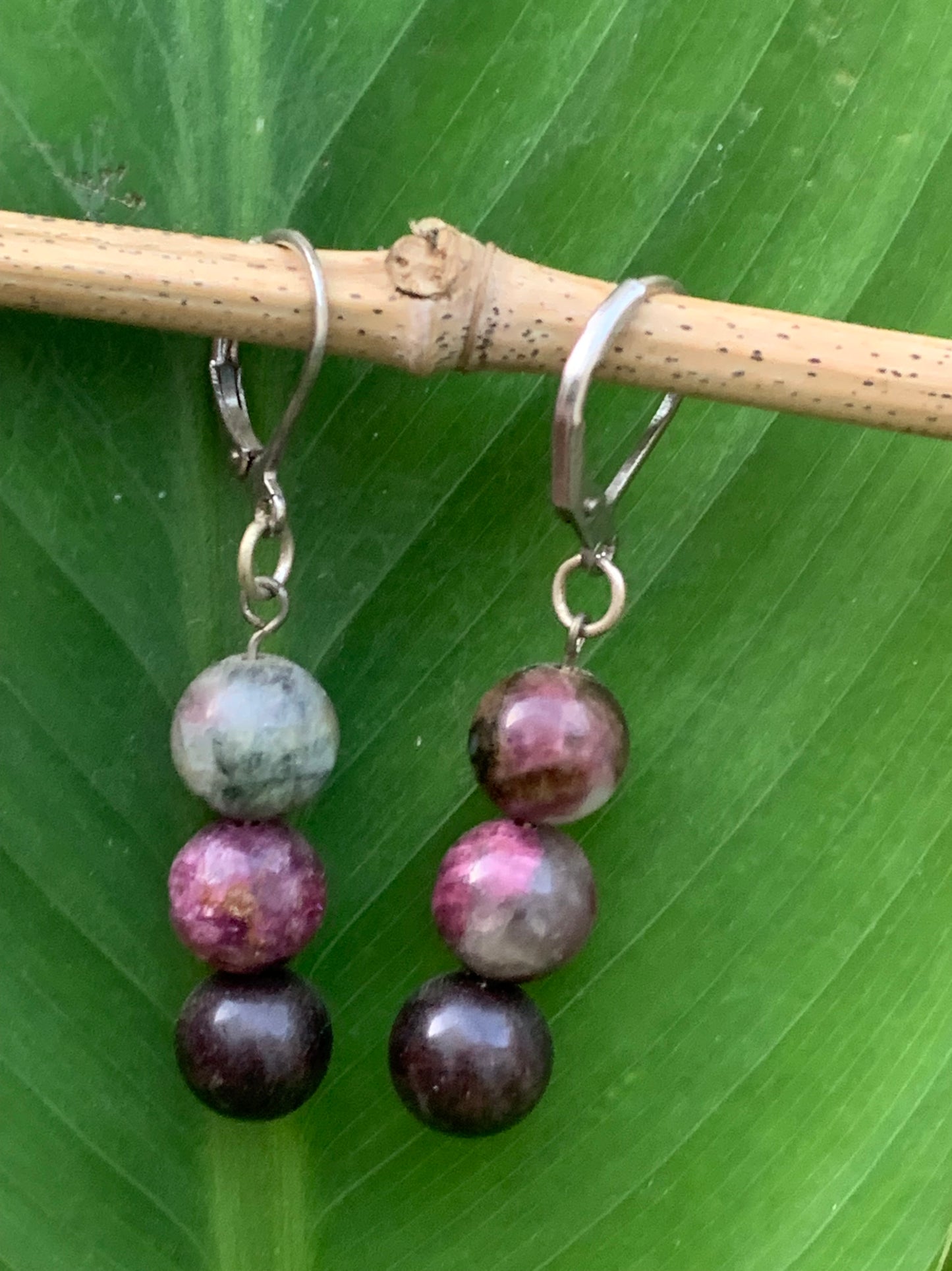 Boucles d'oreilles en Tourmaline rose (Rubellite), 3 perles de 8mm sur tige, qualité AA à AAA. Vendu en Argent ou en laiton finition argenté ou doré, parfait !