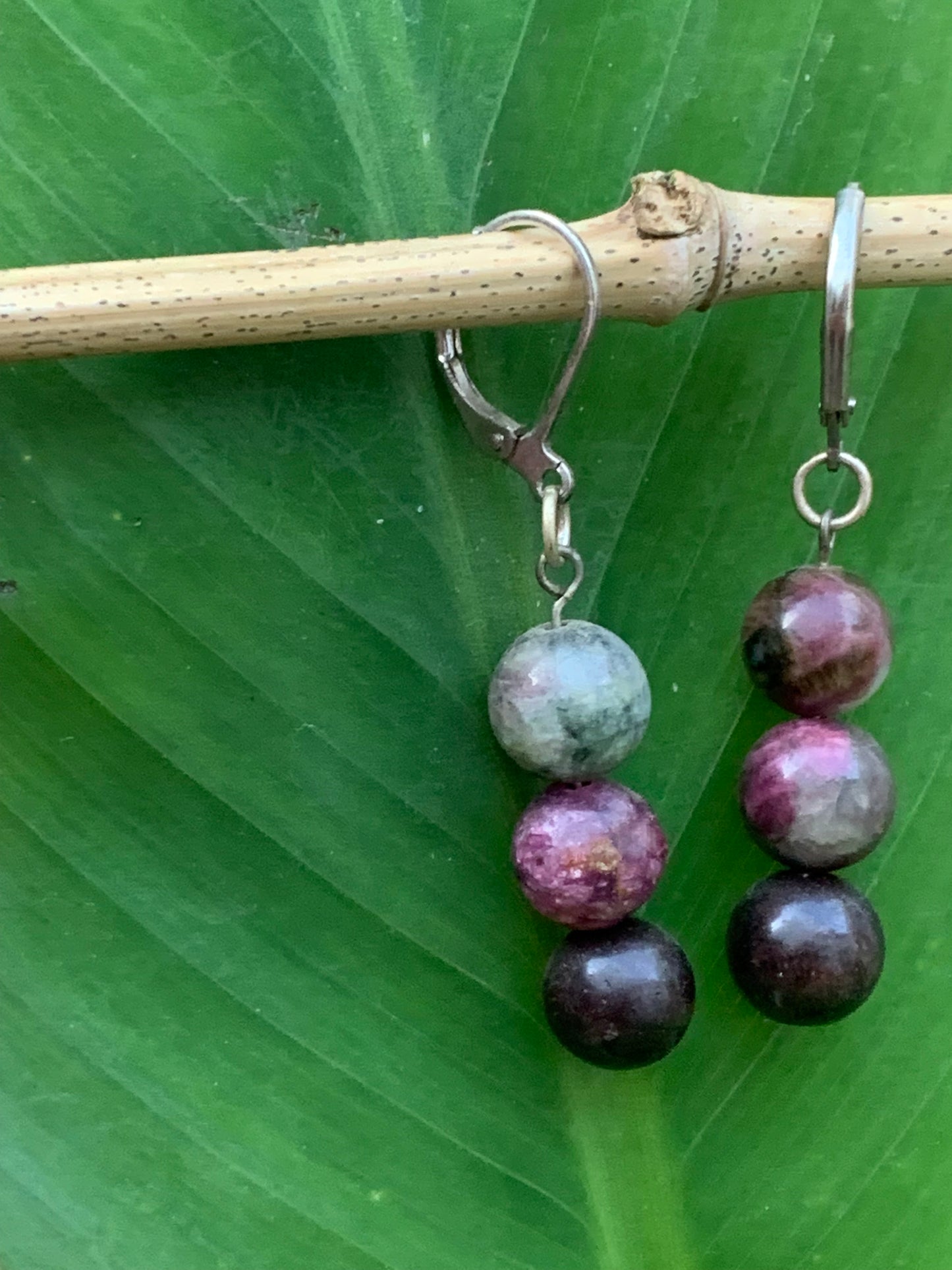 Boucles d'oreilles en Tourmaline rose (Rubellite), 3 perles de 8mm sur tige, qualité AA à AAA. Vendu en Argent ou en laiton finition argenté ou doré, parfait !