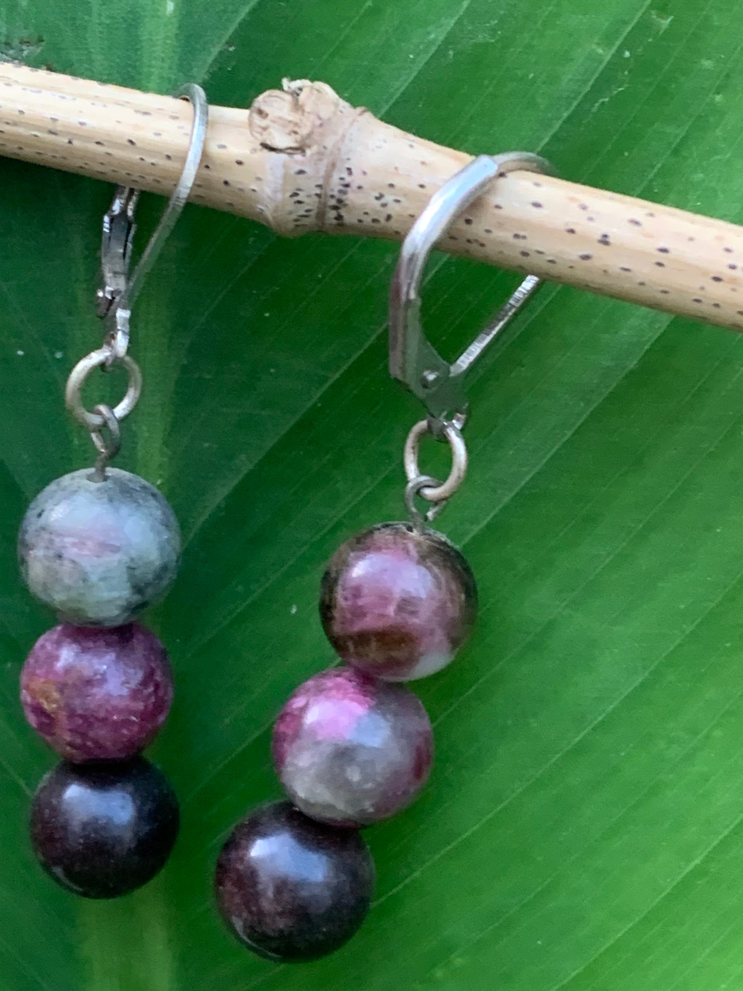 Boucles d'oreilles en Tourmaline rose (Rubellite), 3 perles de 8mm sur tige, qualité AA à AAA. Vendu en Argent ou en laiton finition argenté ou doré, parfait !