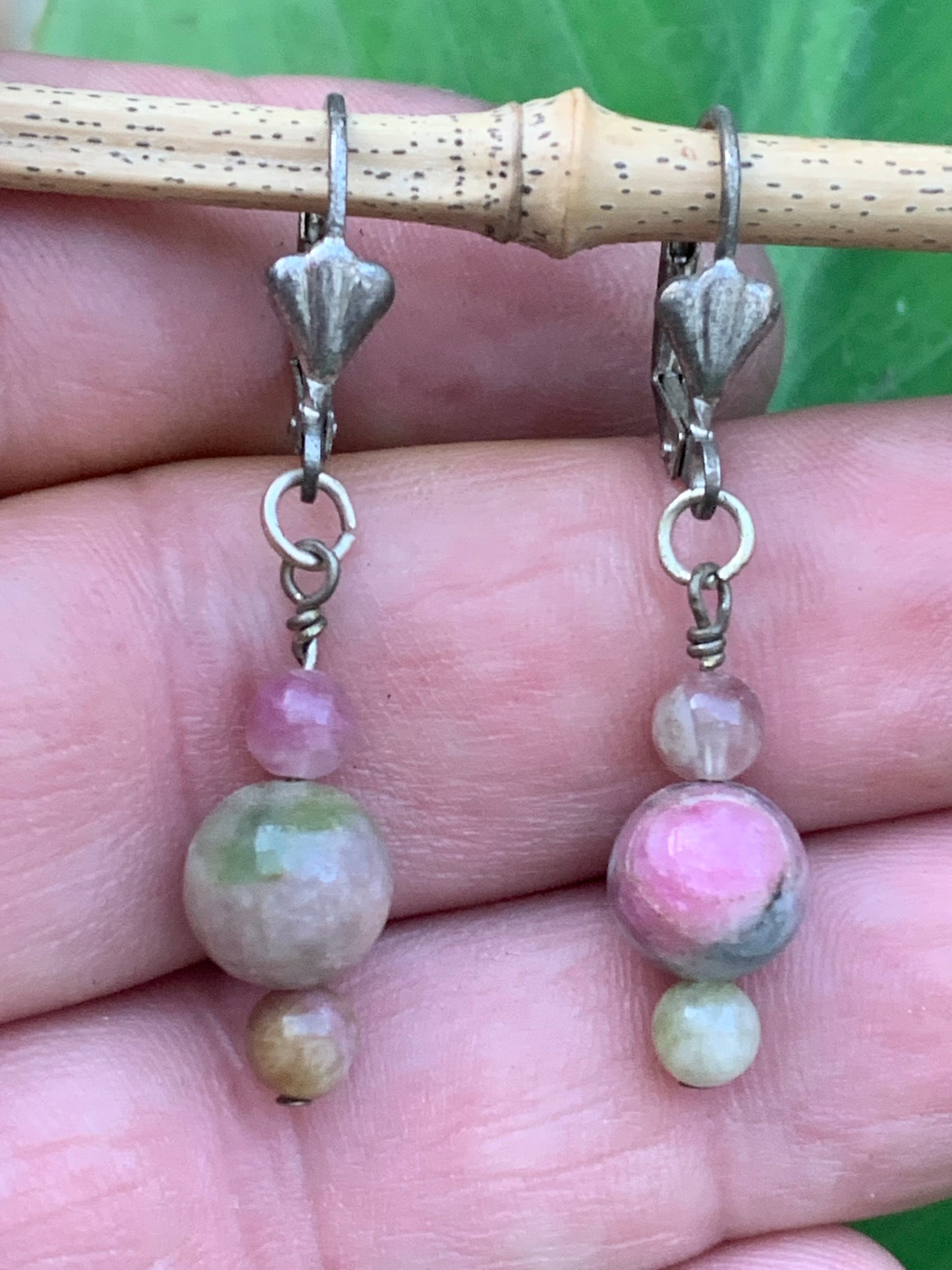 Boucles d'oreilles en Tourmaline rose (Rubellite), 3 perles sur tige en métal, qualité AA à AAA. Vendu en Argent ou en laiton finition argenté ou doré, parfait !