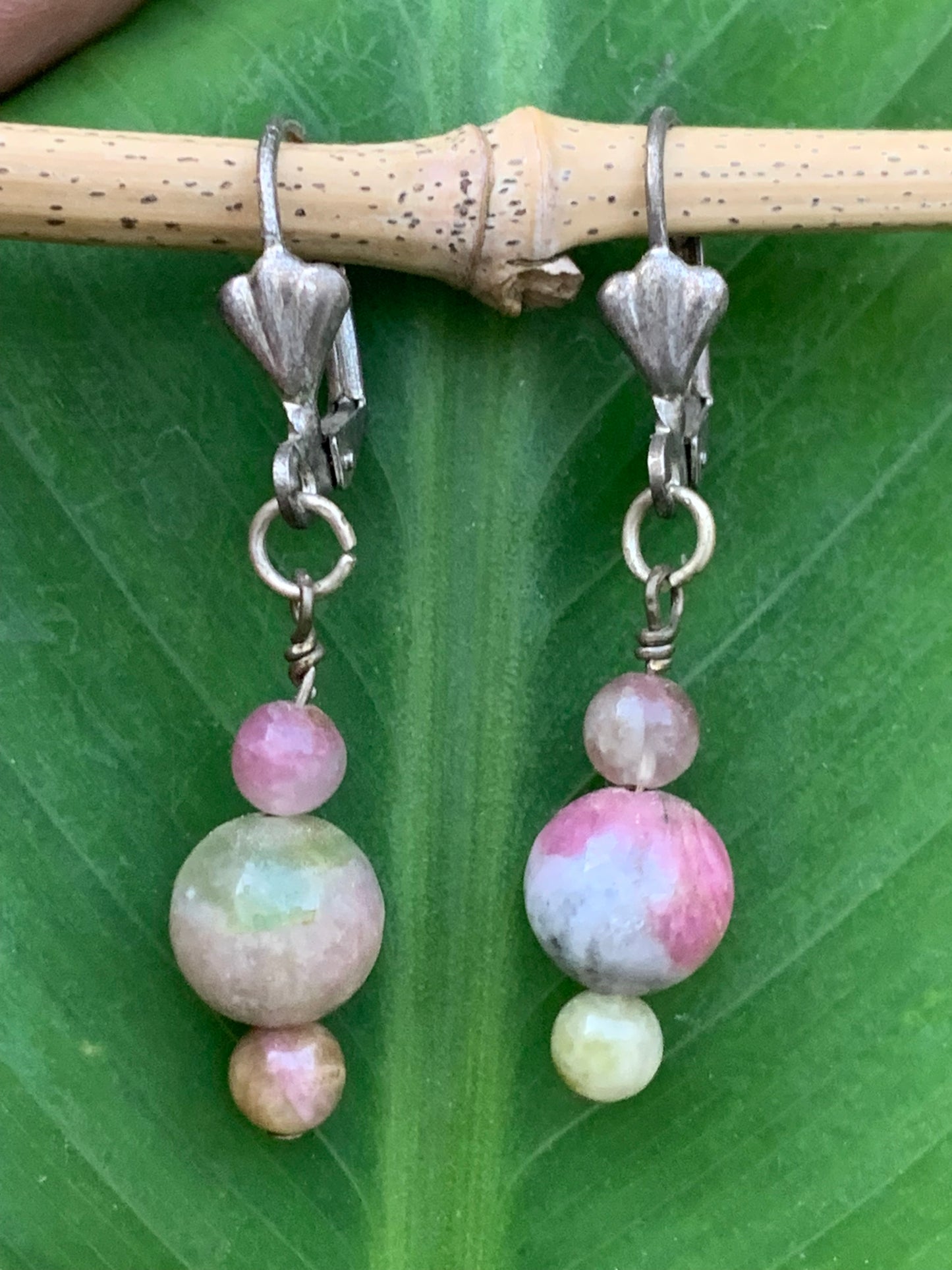Boucles d'oreilles en Tourmaline rose (Rubellite), 3 perles sur tige en métal, qualité AA à AAA. Vendu en Argent ou en laiton finition argenté ou doré, parfait !