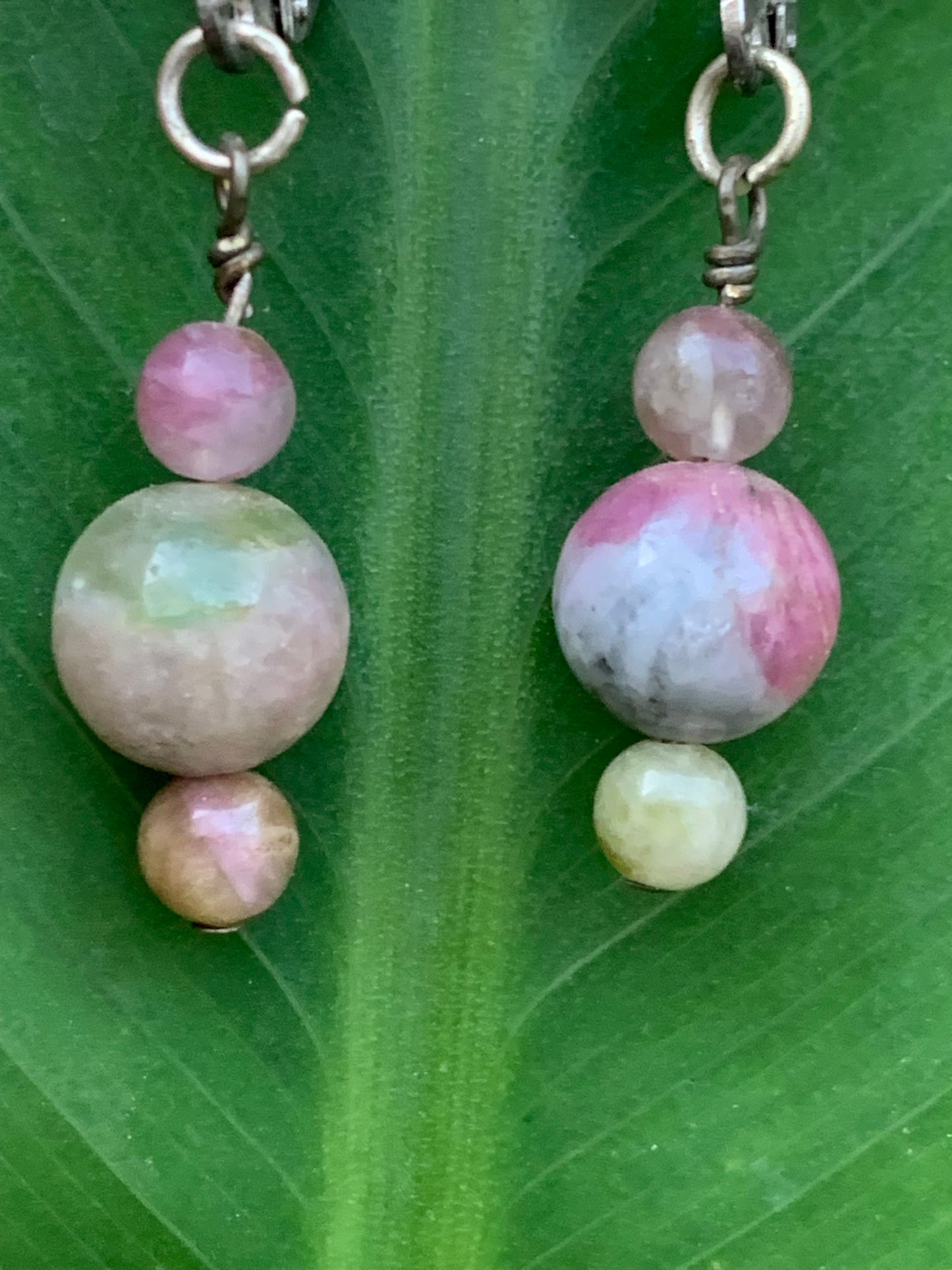 Boucles d'oreilles en Tourmaline rose (Rubellite), 3 perles sur tige en métal, qualité AA à AAA. Vendu en Argent ou en laiton finition argenté ou doré, parfait !
