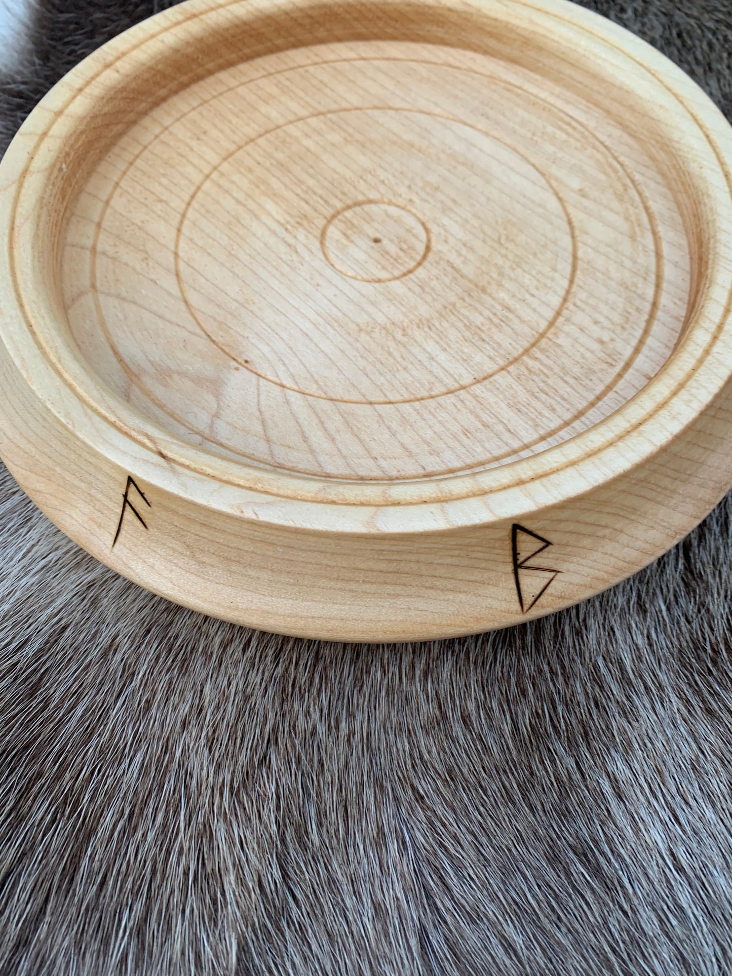 Grande assiette en bois avec ou sans gravure de Runes, 200 mm de diamètre x 30 de haut - 350 grammes. Fait main en France (19), très belle qualité, magnifique pièce !