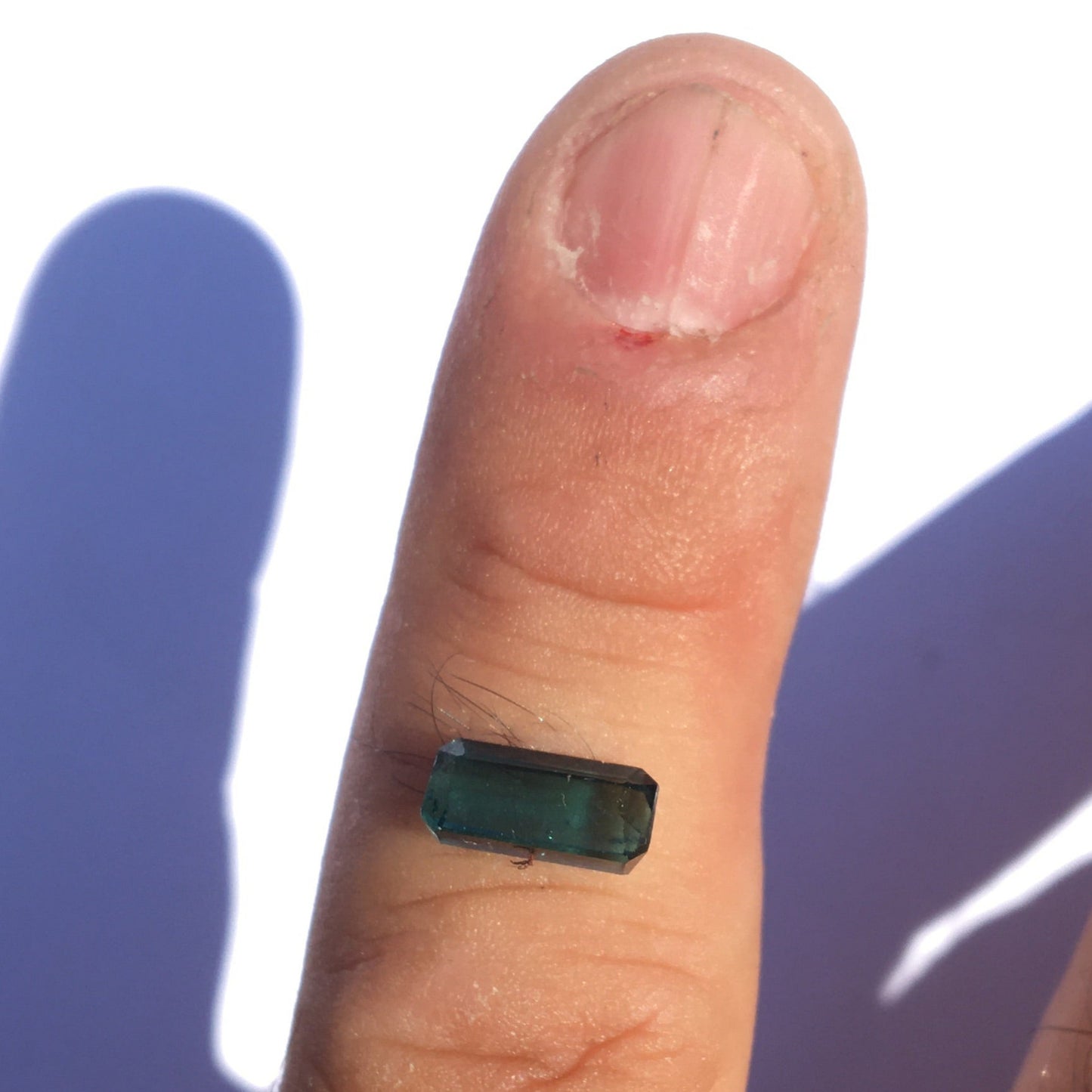 Tourmaline bleue/ Indicolite, pierre taillée de 10mm x 5 x 4 - 1,5 carat. Parfait en bijouterie, collection ,exposition...