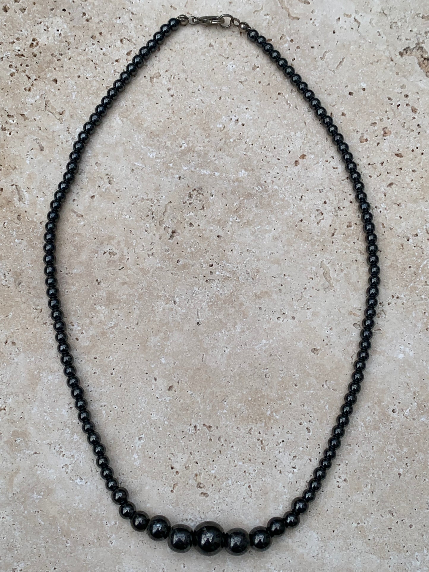 Hematite, 'Chute' necklace in round beads of 4, 6, 8 and 10 mm. 3 finishes to choose from for the closure system (Silver, gold plated, silver). A natural stone with a superb metallic effect!