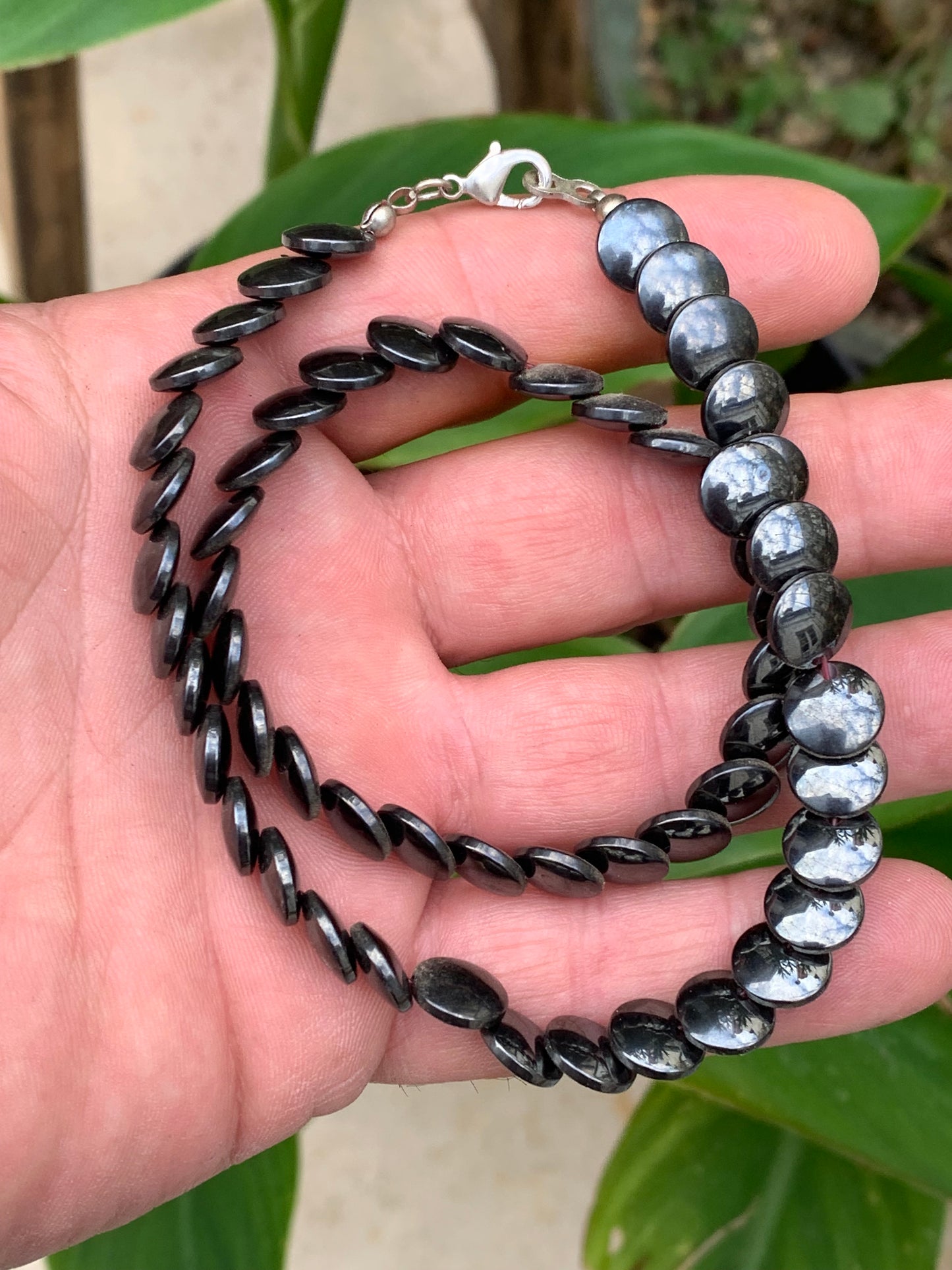 Hématite, collier en perles 'Pastille' de 10x2 mm. 3 finitions au choix pour le système de fermeture (Argent, plaqué or, argenté). Une pierre naturelle à l'effet métal, superbe !