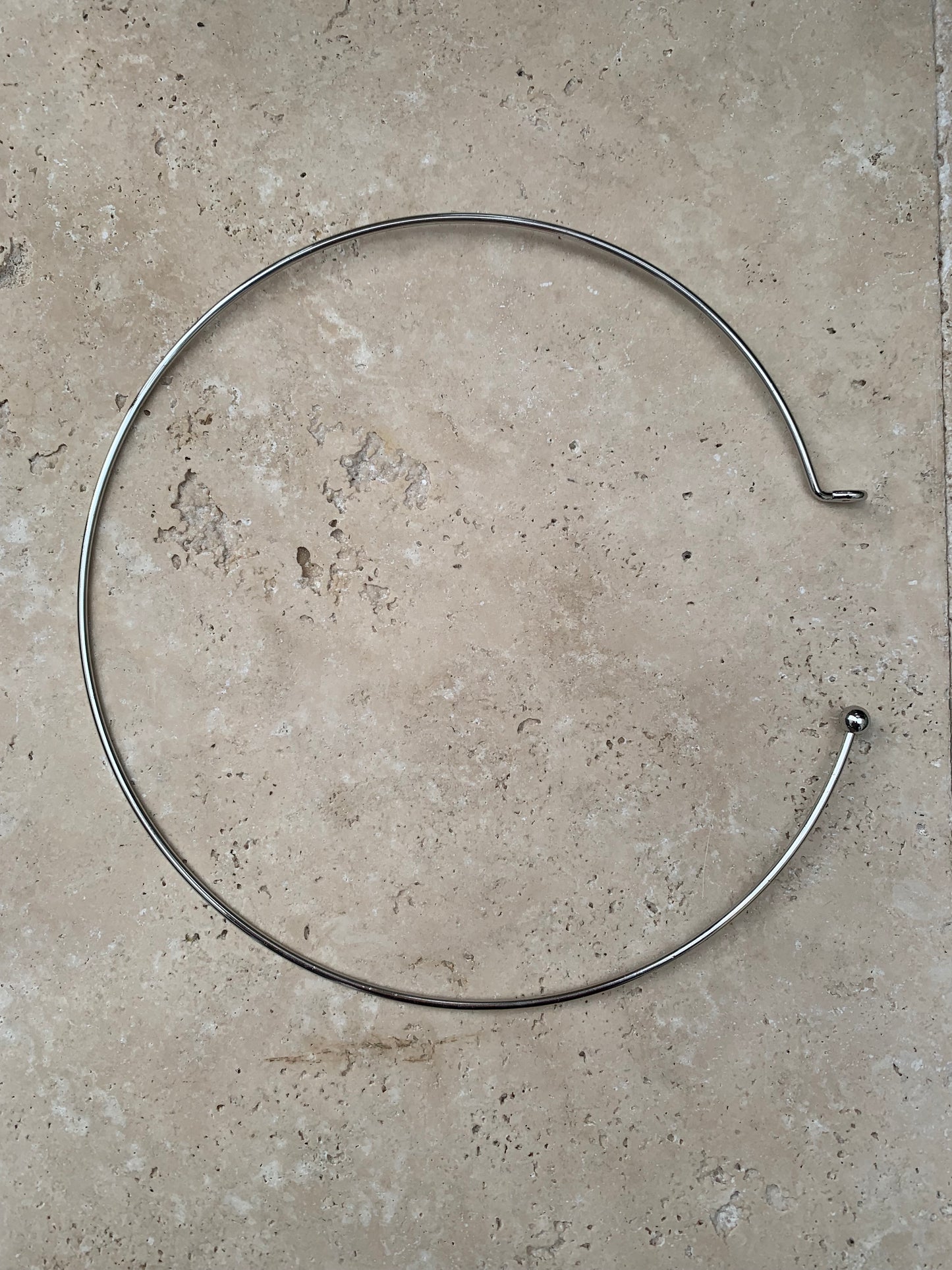 Rigid choker, 2 millimeters in diameter. Approximately 35 centimeters long! Made of brass, silver or gold color, your choice!