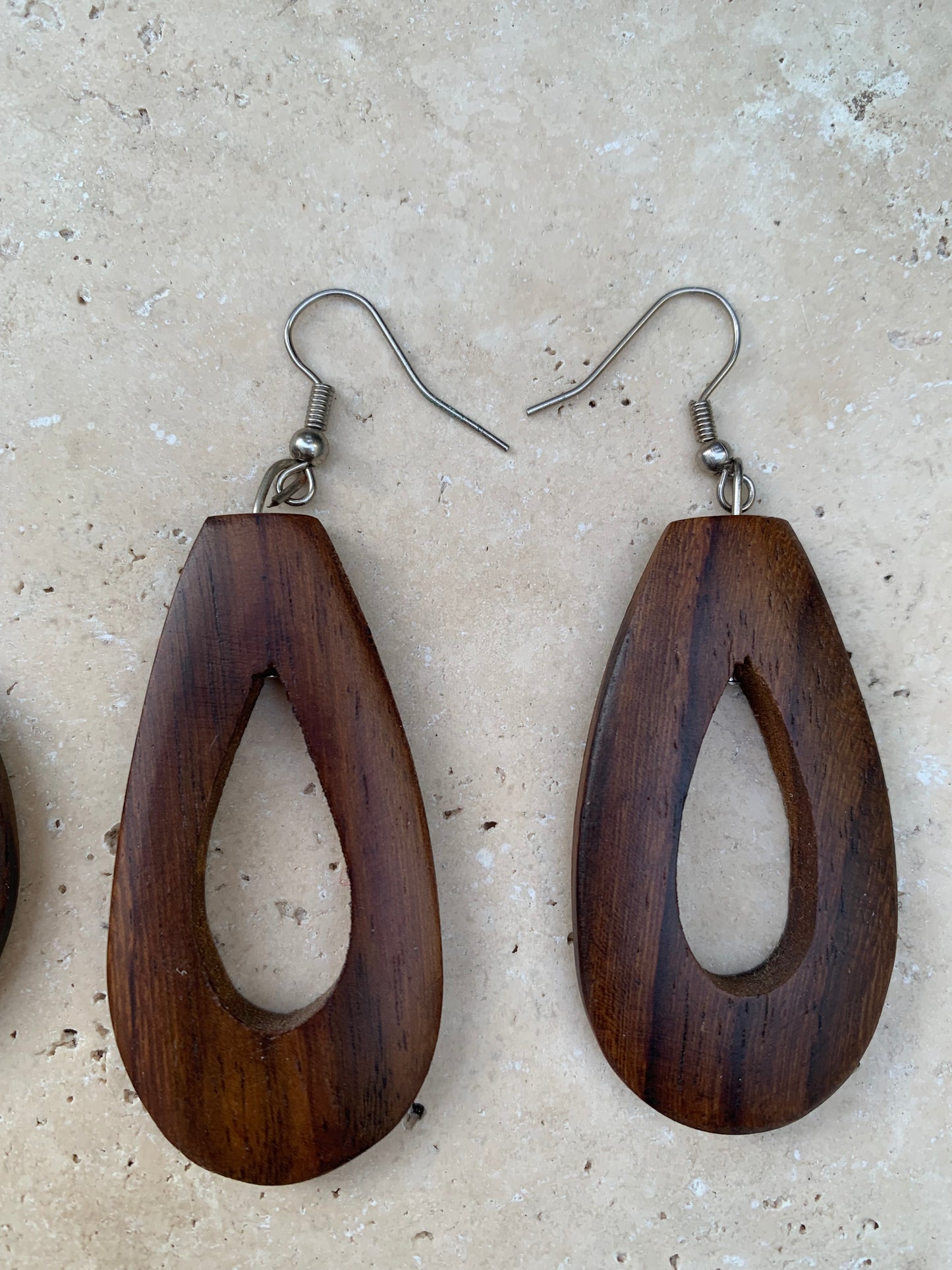 Boucles d'oreilles en bois d'acajou de 6 à 10 centimètres de hauteur, boucle en métal, 2 options : laiton argenté ou Argent 925, superbes pièces !