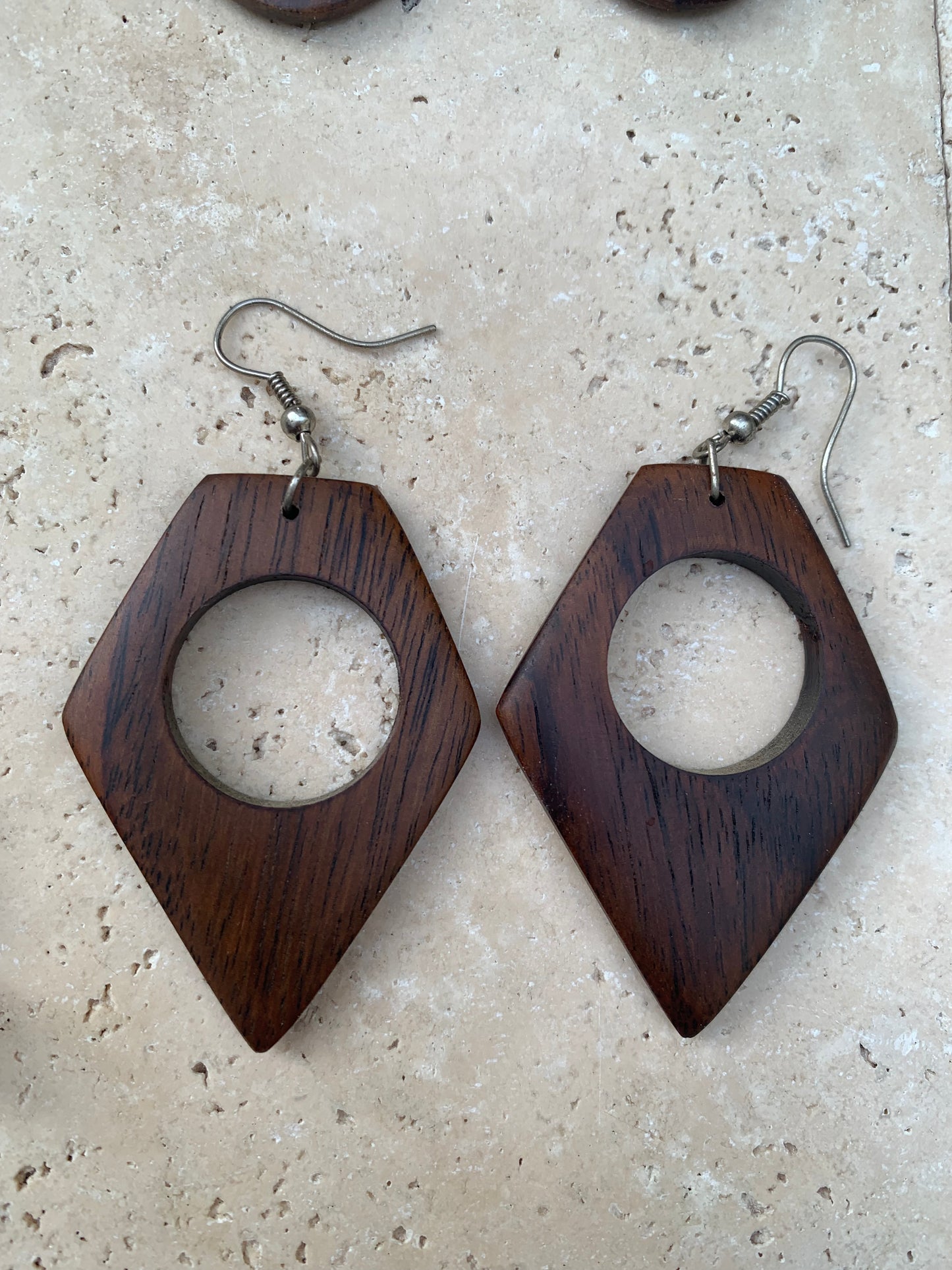 Boucles d'oreilles en bois d'acajou de 6 à 10 centimètres de hauteur, boucle en métal, 2 options : laiton argenté ou Argent 925, superbes pièces !
