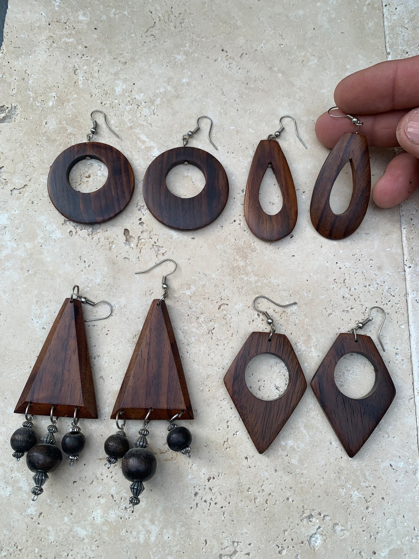 Boucles d'oreilles en bois d'acajou de 6 à 10 centimètres de hauteur, boucle en métal, 2 options : laiton argenté ou Argent 925, superbes pièces !
