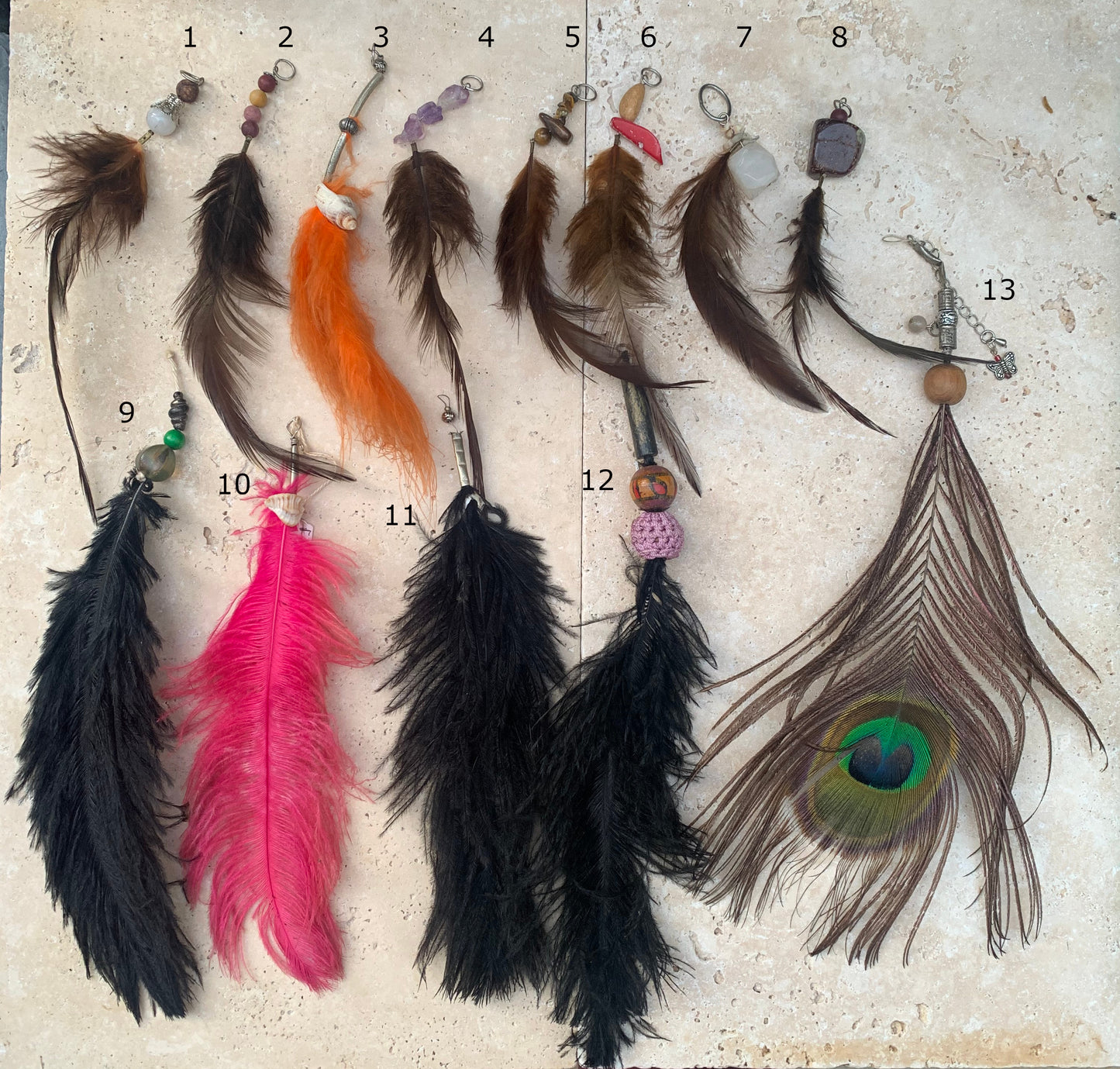 Bijoux d'appoint pour sacs, instruments ou autres. Fait en plume de coq, de paon ou d'autruche… Superbes rendus !