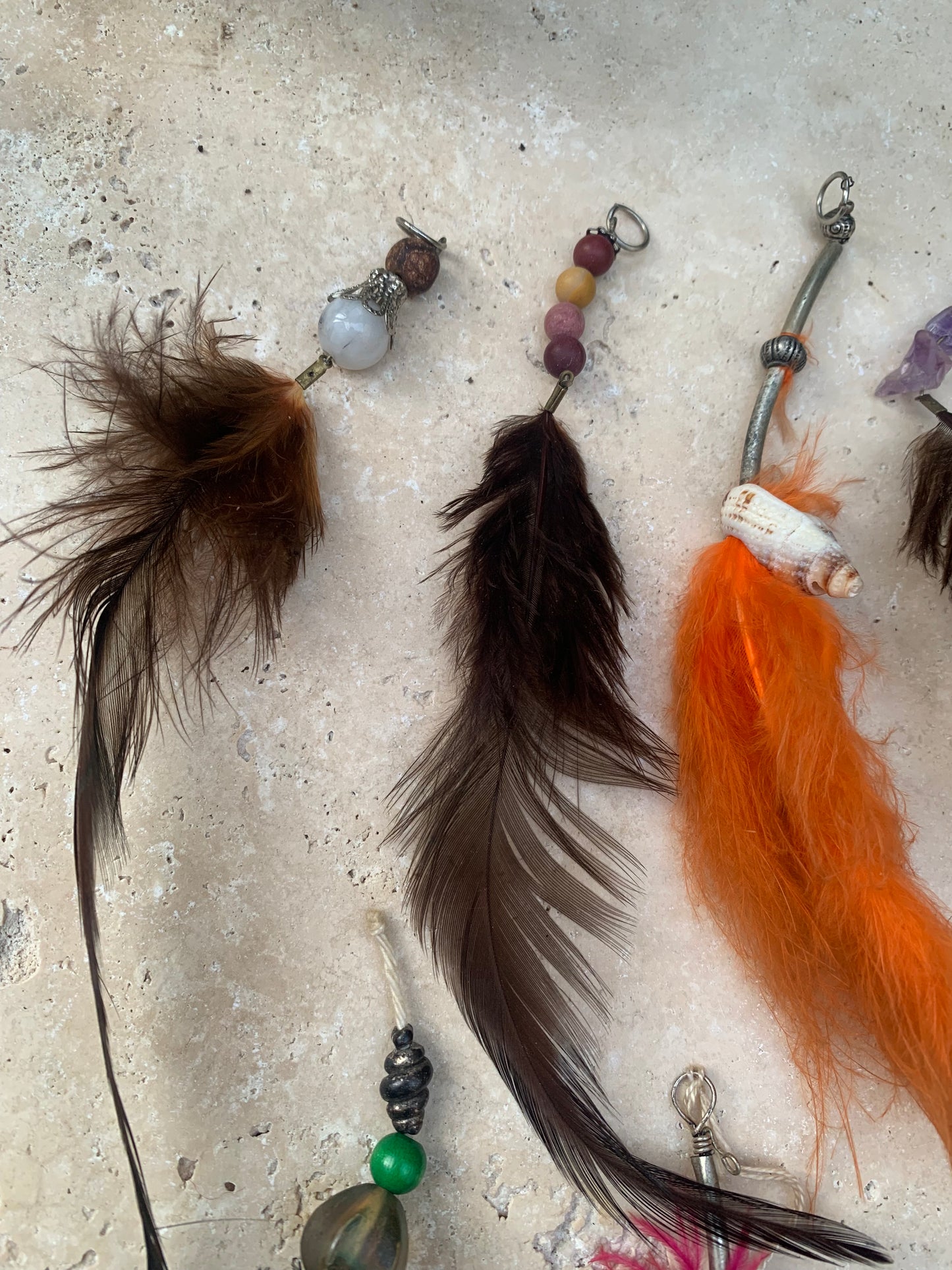 Bijoux d'appoint pour sacs, instruments ou autres. Fait en plume de coq, de paon ou d'autruche… Superbes rendus !