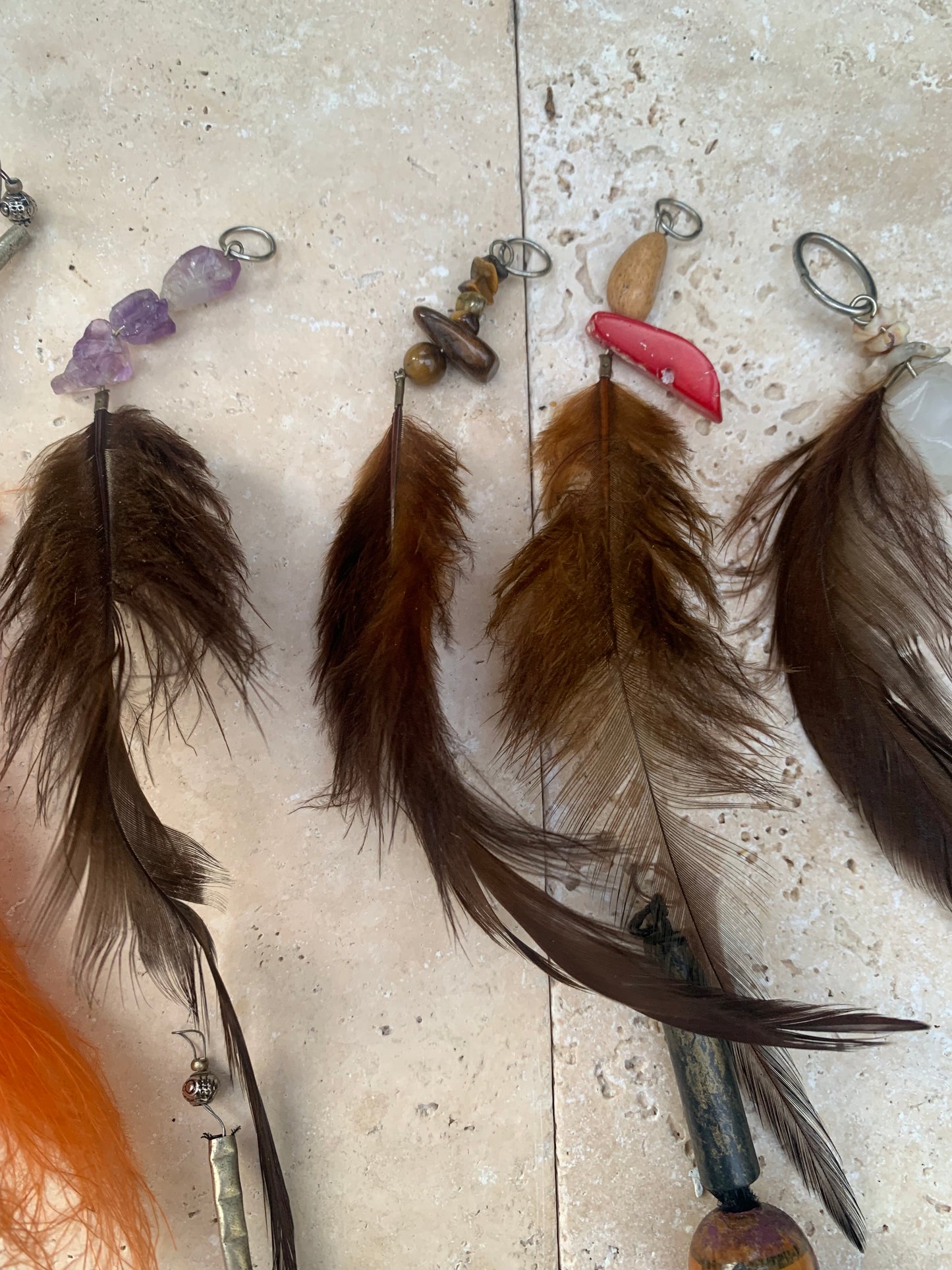 Bijoux d'appoint pour sacs, instruments ou autres. Fait en plume de coq, de paon ou d'autruche… Superbes rendus !