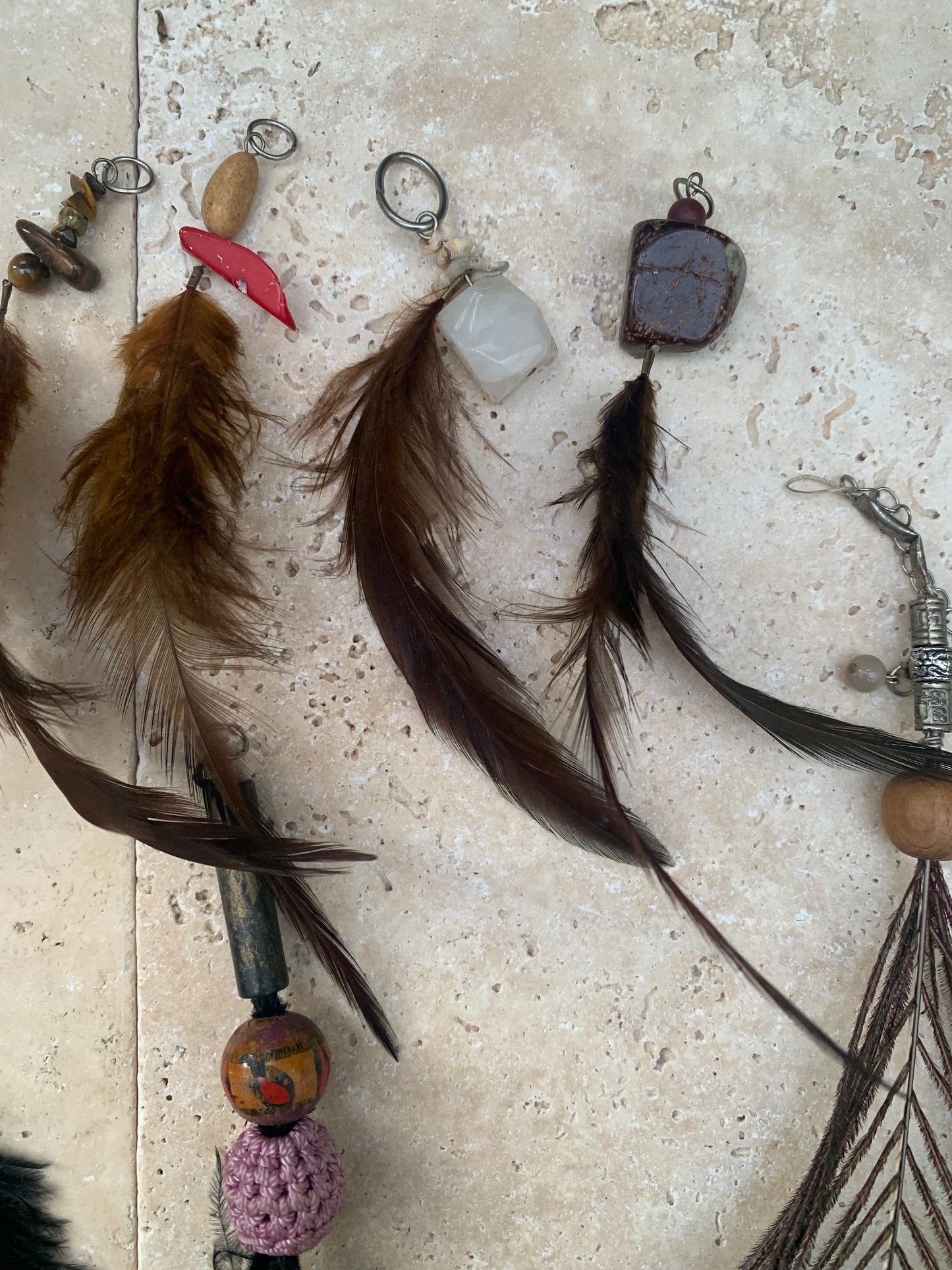 Bijoux d'appoint pour sacs, instruments ou autres. Fait en plume de coq, de paon ou d'autruche… Superbes rendus !