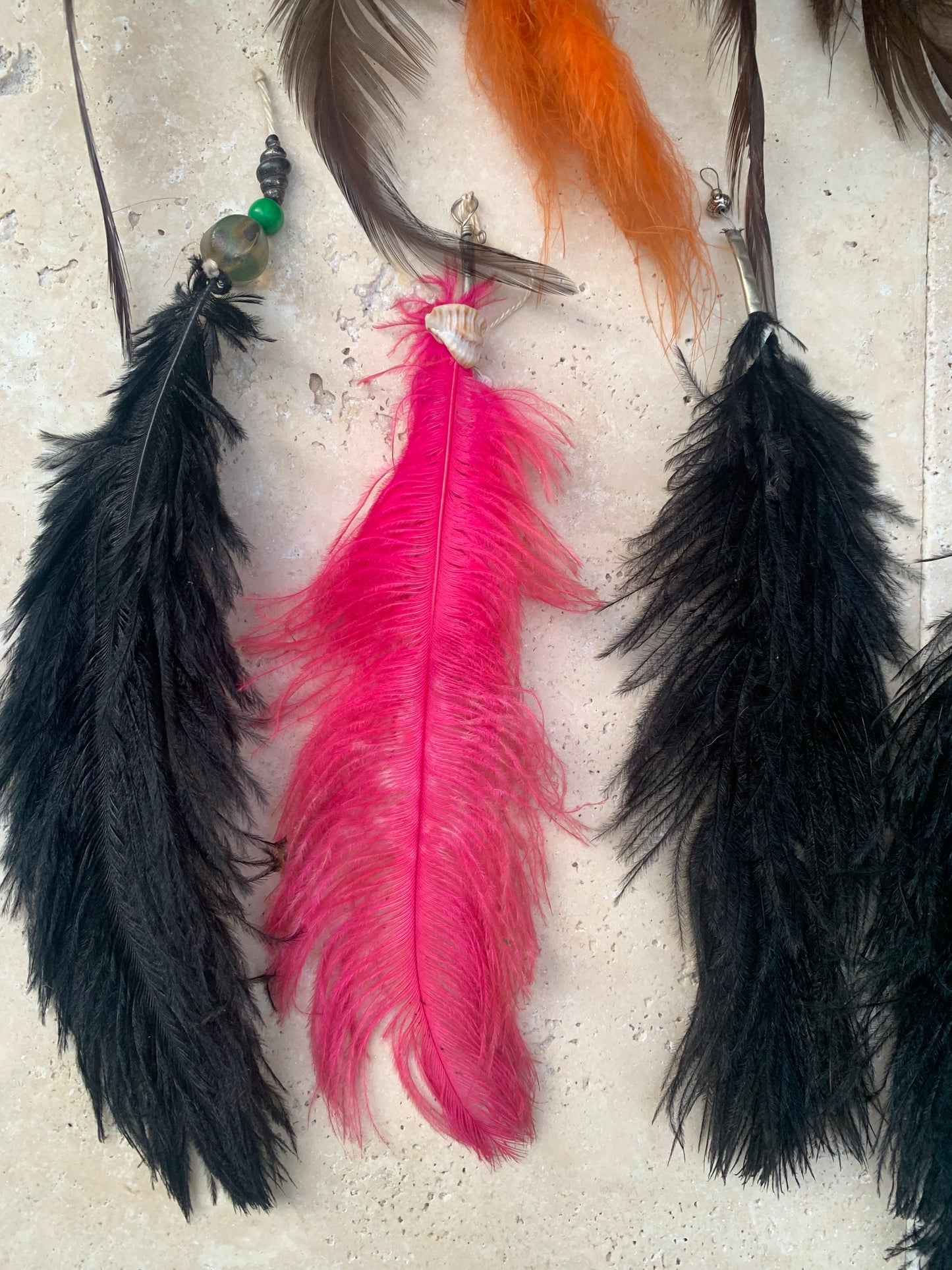 Bijoux d'appoint pour sacs, instruments ou autres. Fait en plume de coq, de paon ou d'autruche… Superbes rendus !