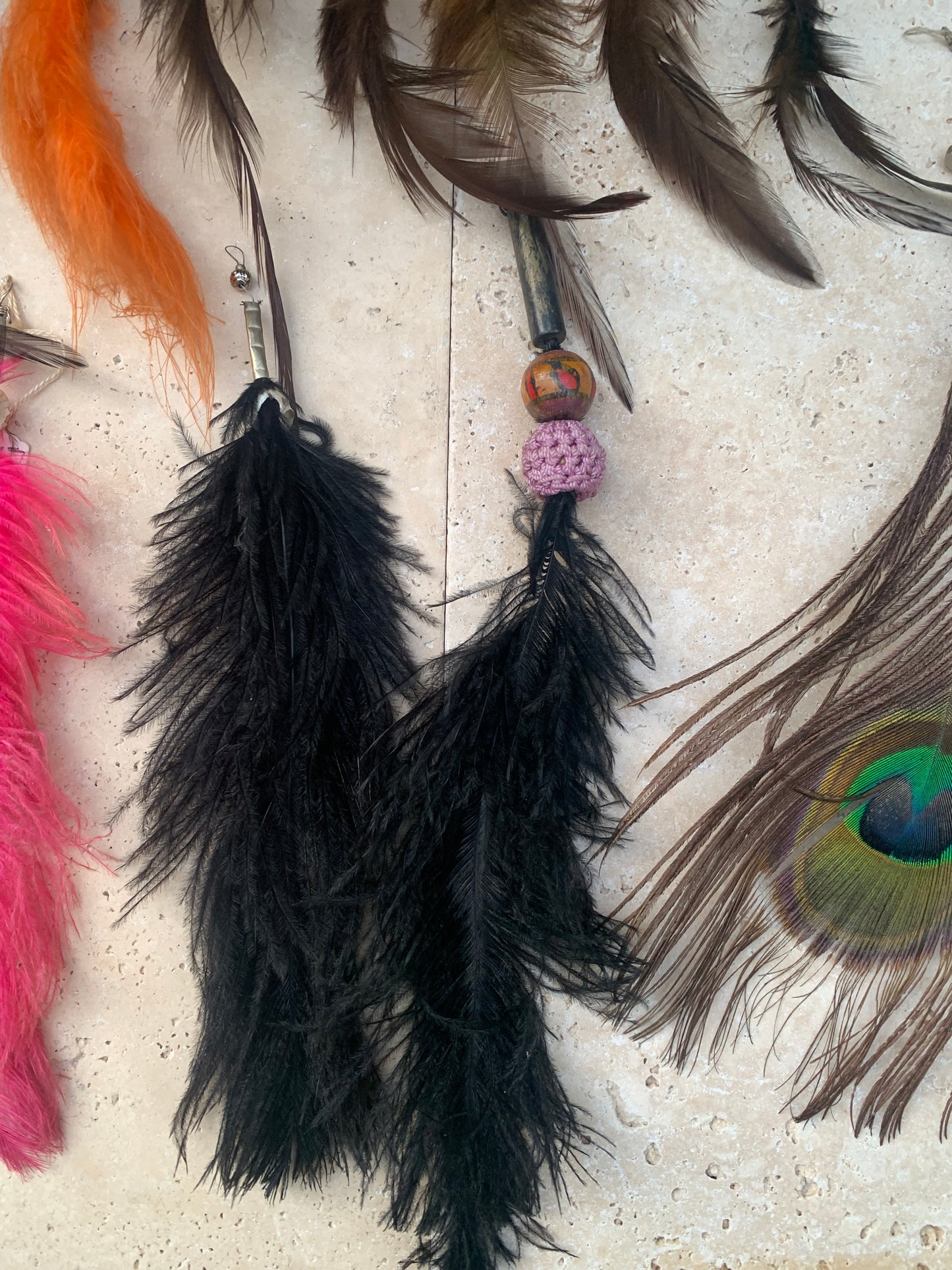 Bijoux d'appoint pour sacs, instruments ou autres. Fait en plume de coq, de paon ou d'autruche… Superbes rendus !