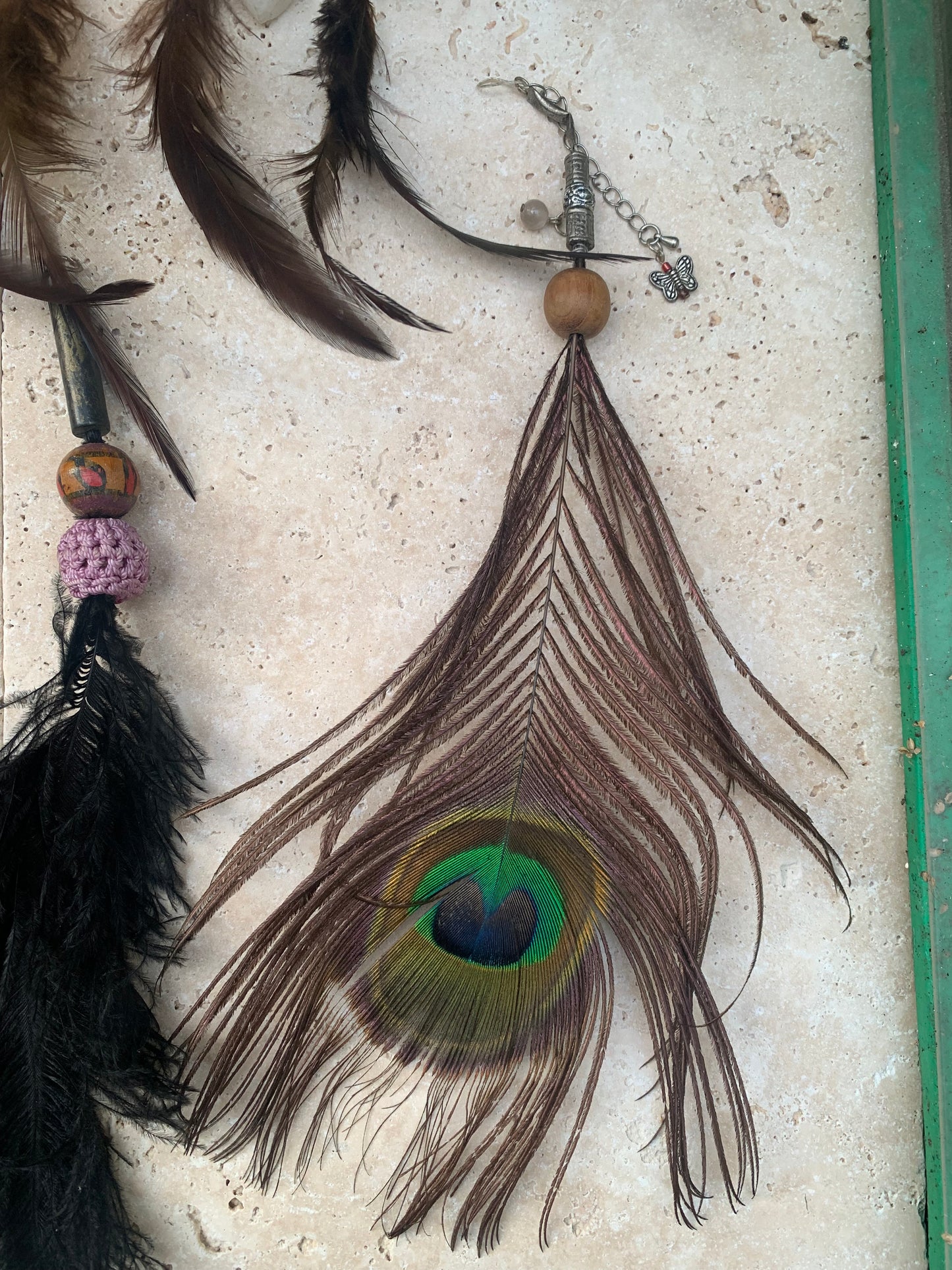 Bijoux d'appoint pour sacs, instruments ou autres. Fait en plume de coq, de paon ou d'autruche… Superbes rendus !