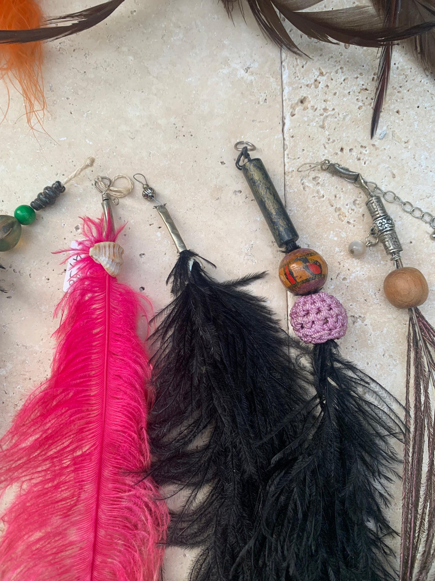 Bijoux d'appoint pour sacs, instruments ou autres. Fait en plume de coq, de paon ou d'autruche… Superbes rendus !