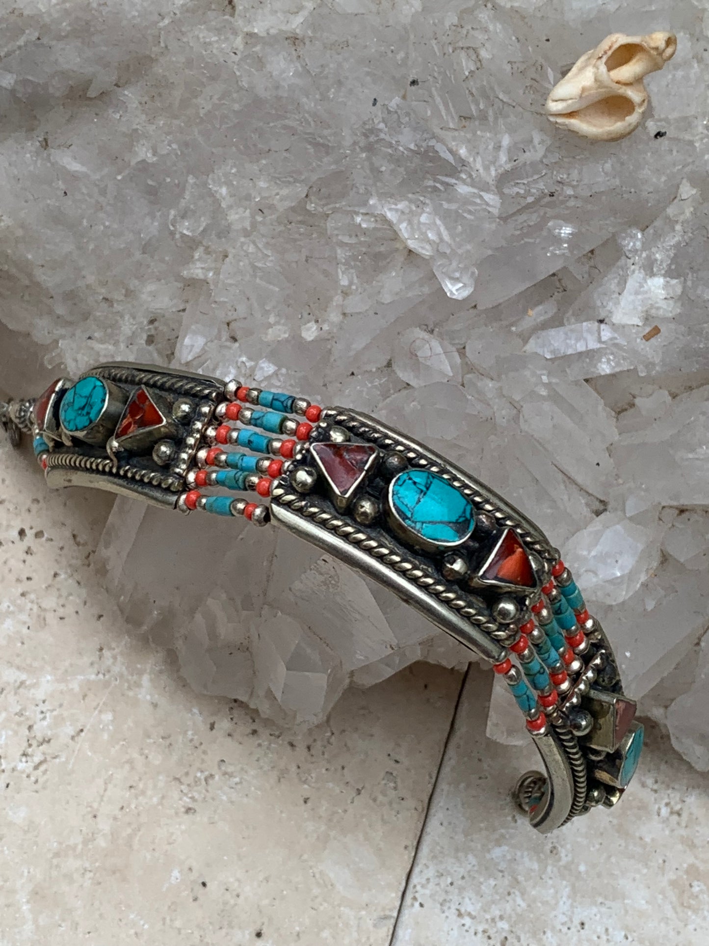 Superbe bracelet en perle et cabochon de turquoise et corail. 18,5 centimètres de longueur. Fait sur Argent au Népal !