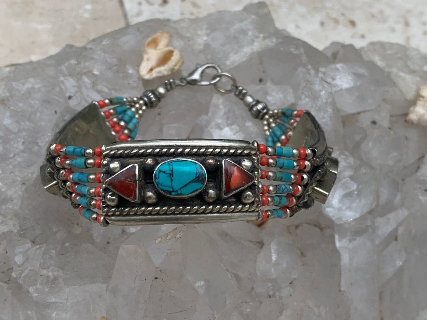 Superbe bracelet en perle et cabochon de turquoise et corail. 18,5 centimètres de longueur. Fait sur Argent au Népal !