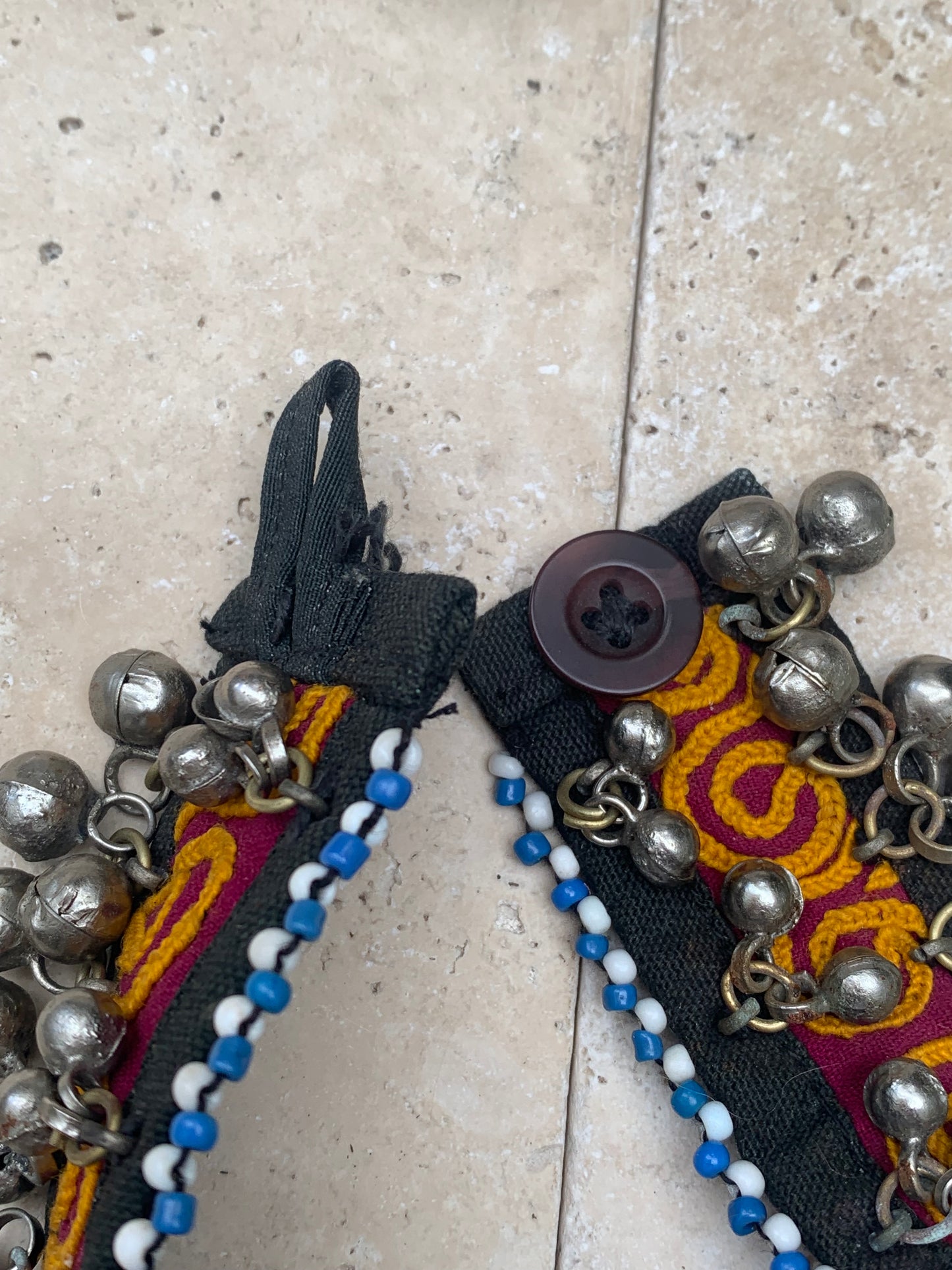 Sélection de bracelets de danses pour chevilles ou autres, fait en textile et perles/ clochettes en métal. Fabrication artisanale faîte en Afghanistan. Parfait pour l'accompagnement !