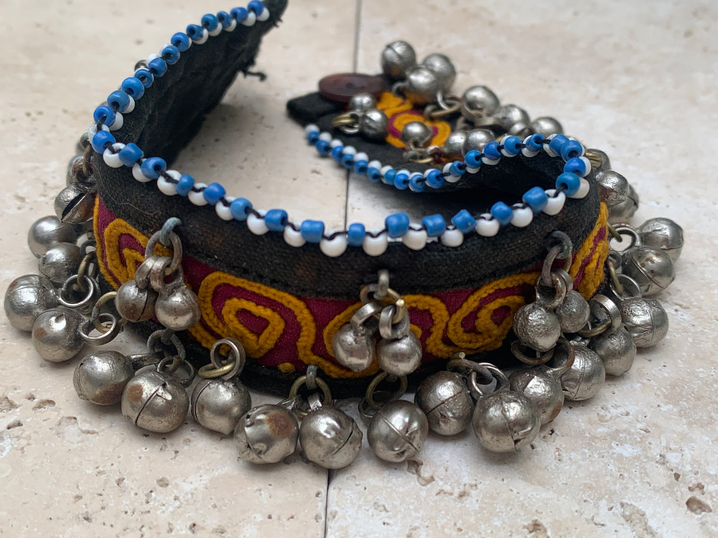 Sélection de bracelets de danses pour chevilles ou autres, fait en textile et perles/ clochettes en métal. Fabrication artisanale faîte en Afghanistan. Parfait pour l'accompagnement !